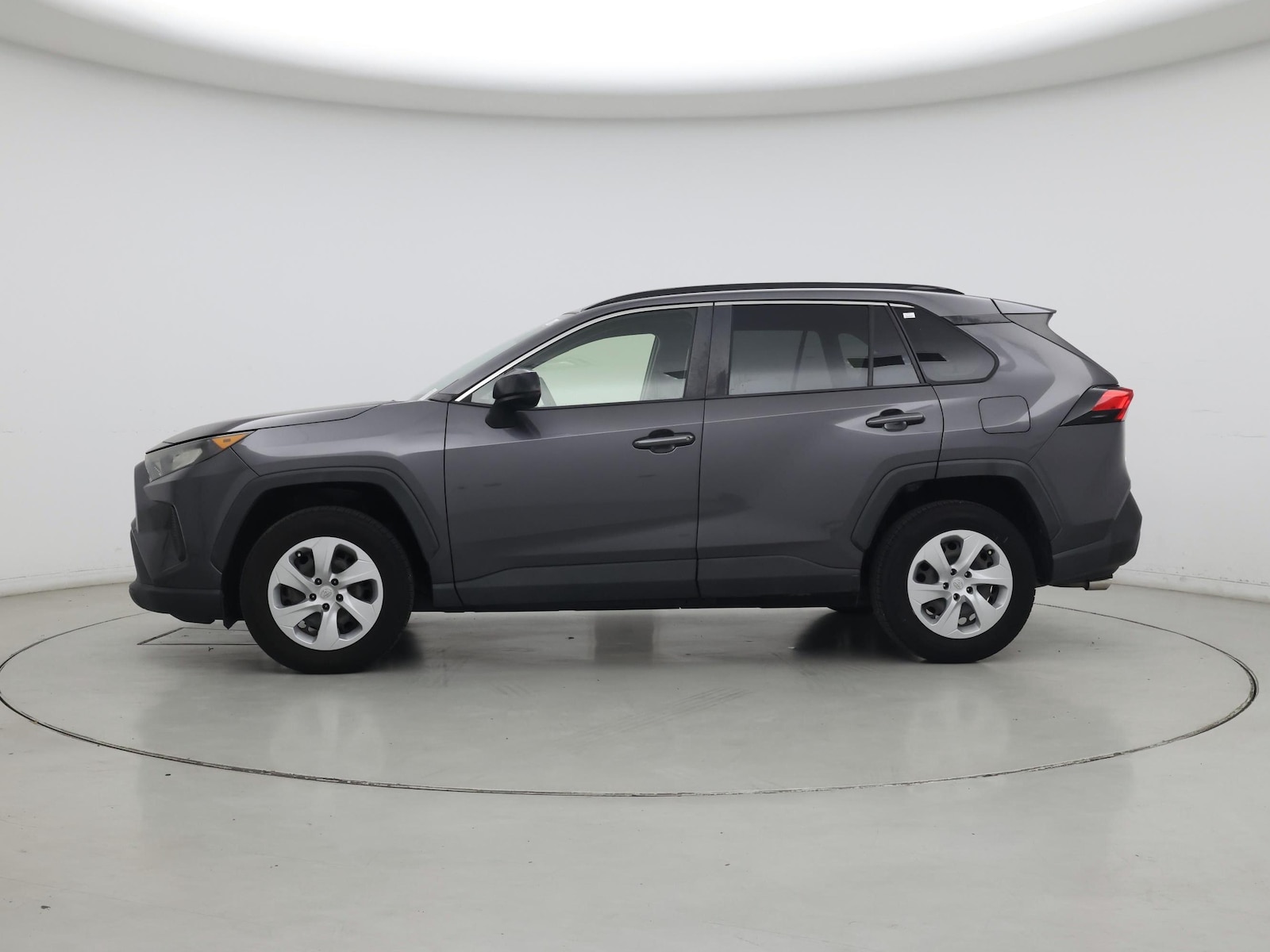 2019 Toyota RAV4 LE - Photo 4