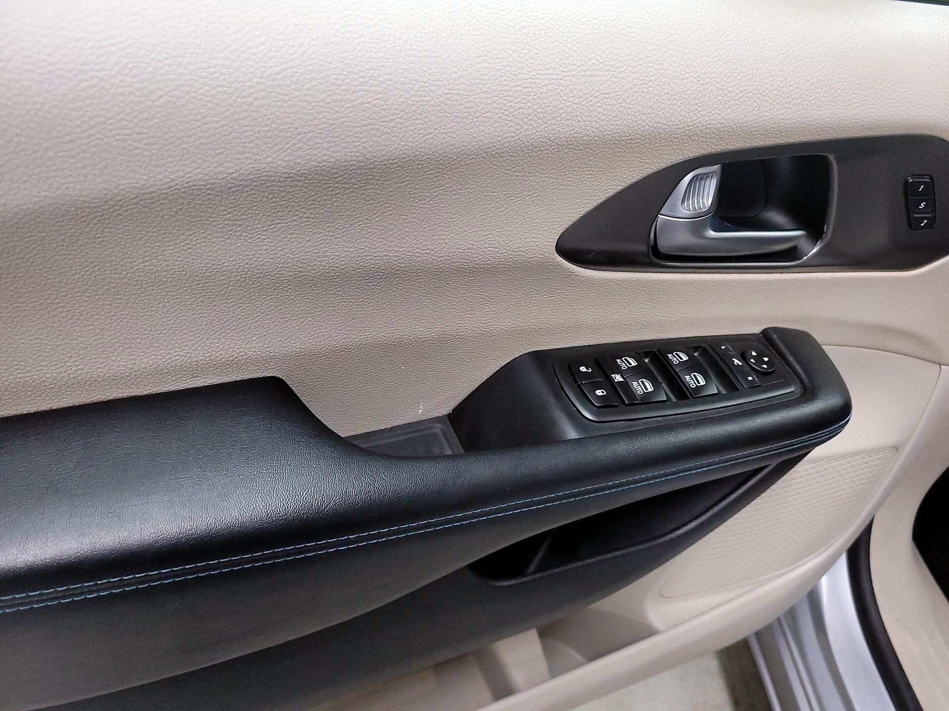 Thumbnail: 2021 Chrysler Pacifica - 12