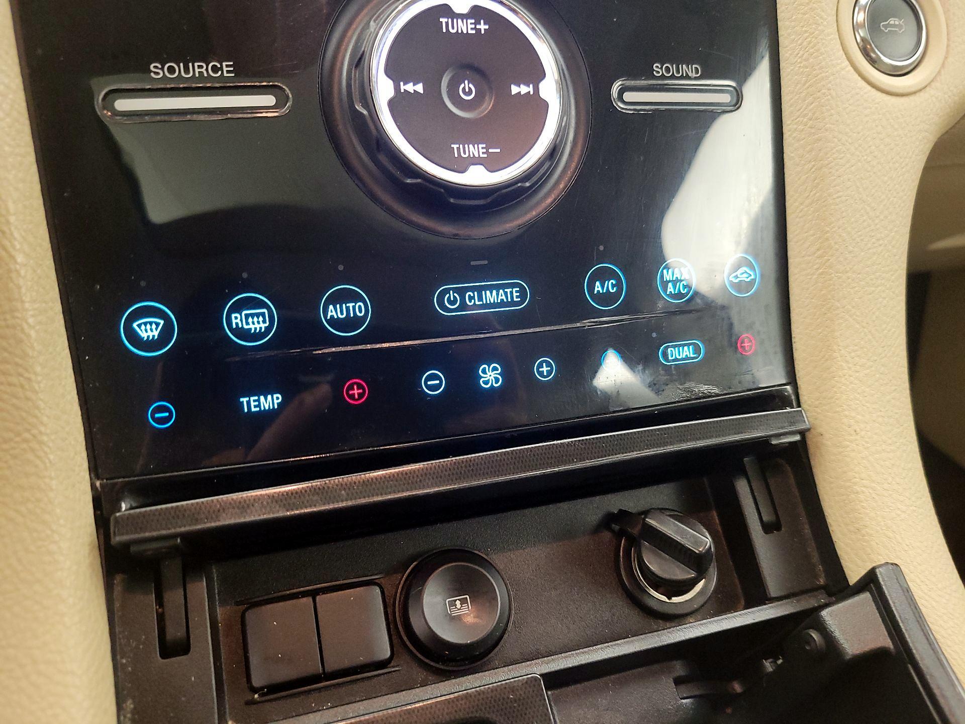 Thumbnail: 2014 Ford Taurus - 16