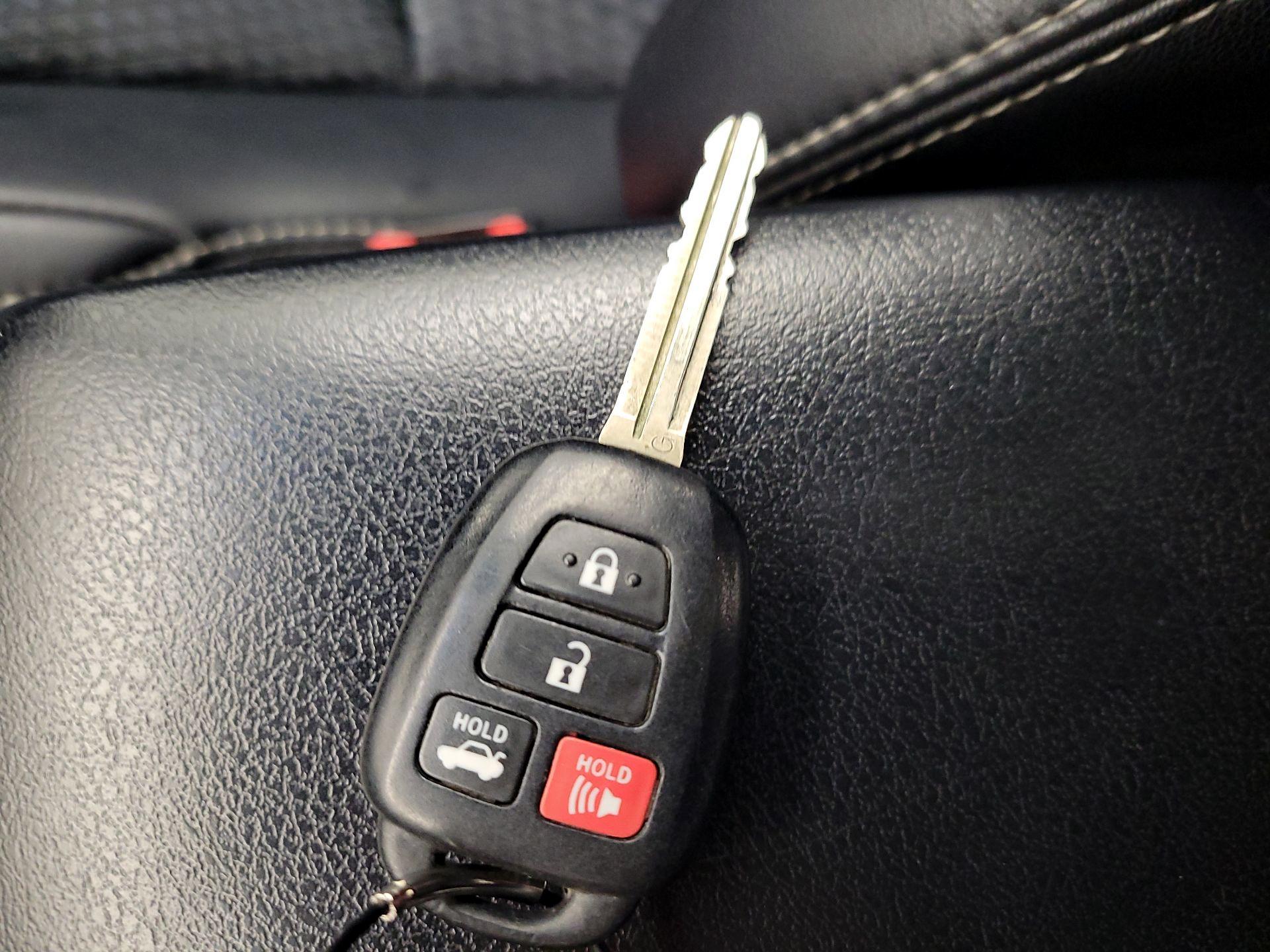 Thumbnail: 2014 Toyota Camry - 20