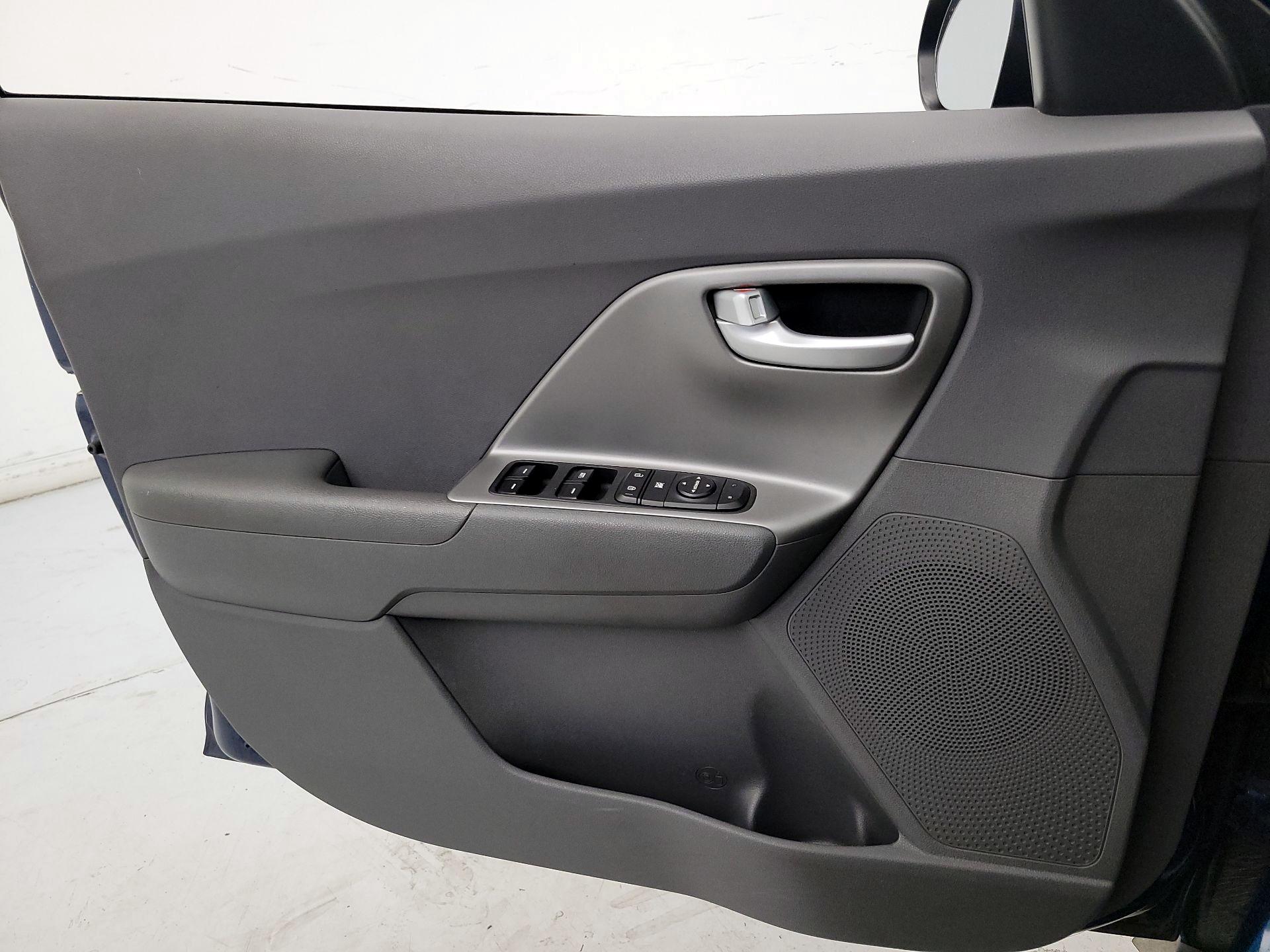 Thumbnail: 2020 Kia Niro - 12