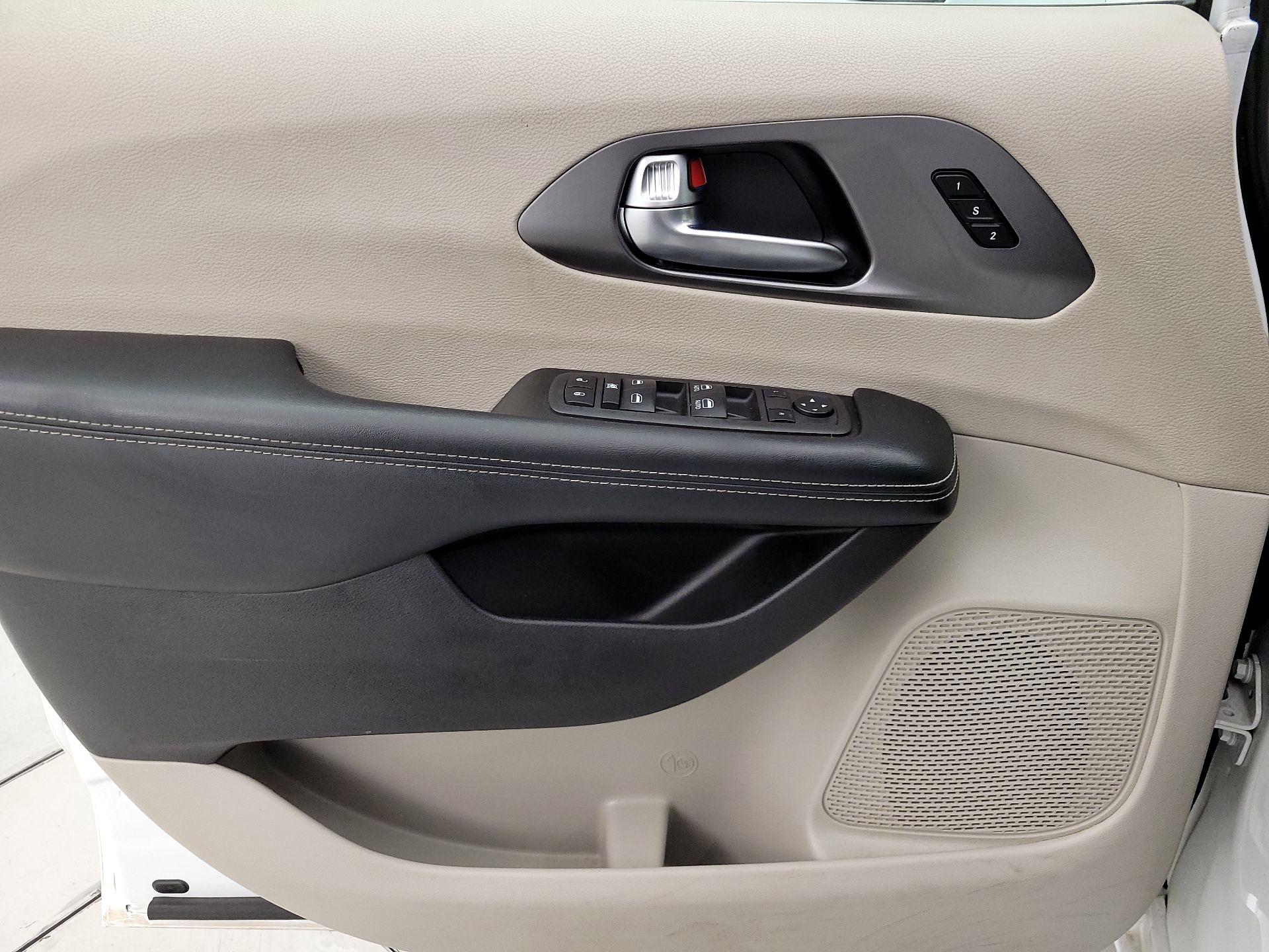 Thumbnail: 2022 Chrysler Pacifica - 12