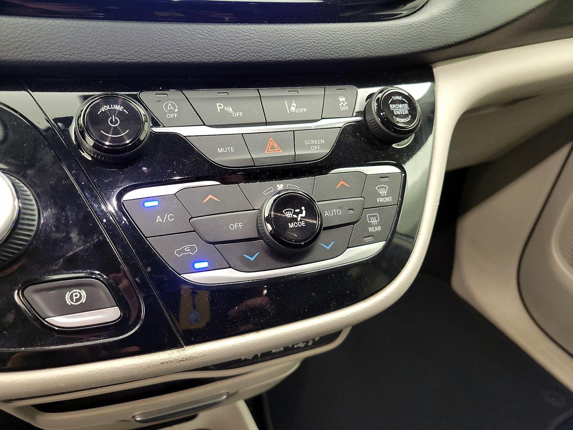 Thumbnail: 2022 Chrysler Pacifica - 16