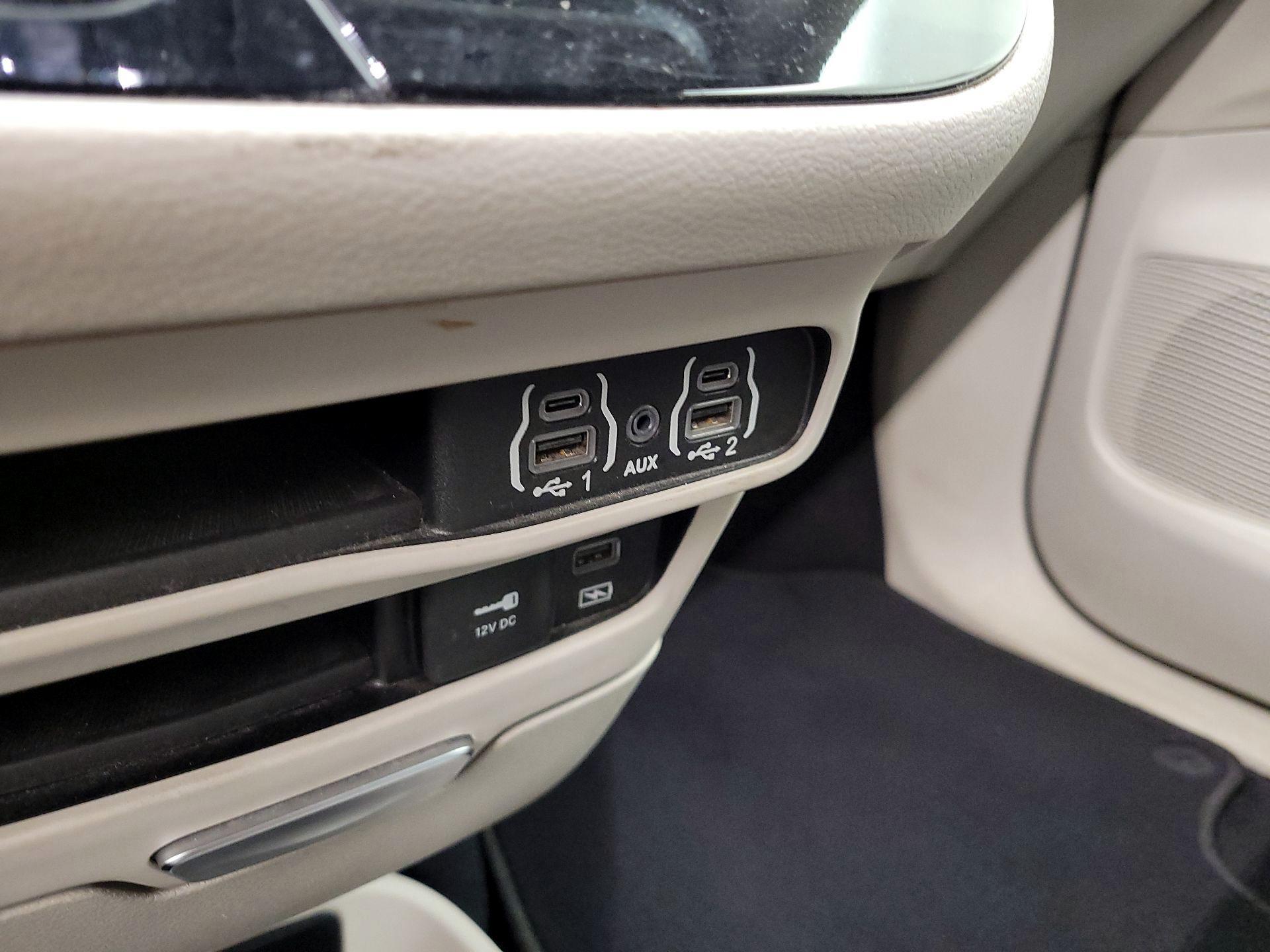 Thumbnail: 2022 Chrysler Pacifica - 18