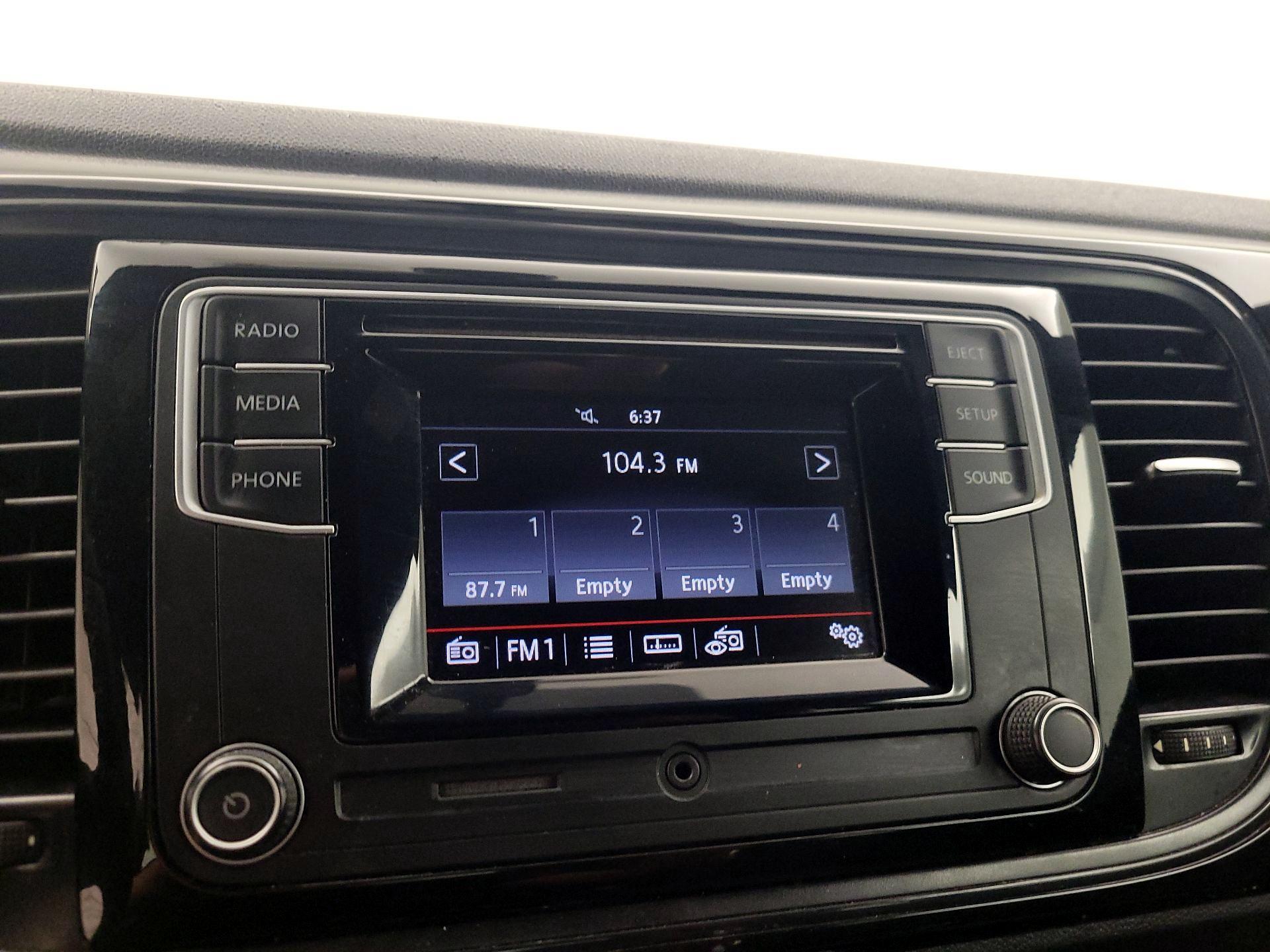 Thumbnail: 2017 Volkswagen Beetle - 14