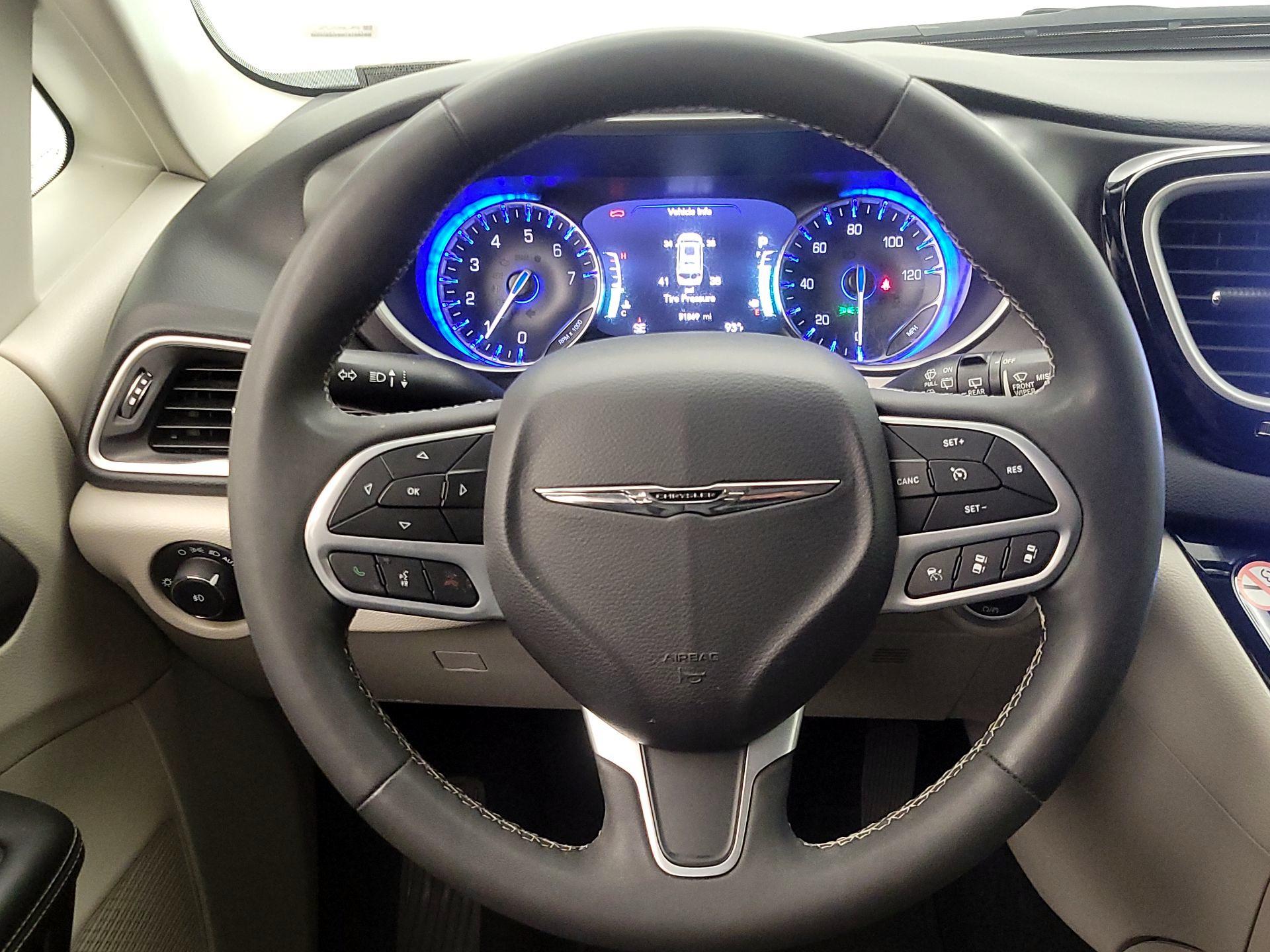 Thumbnail: 2023 Chrysler Pacifica - 10