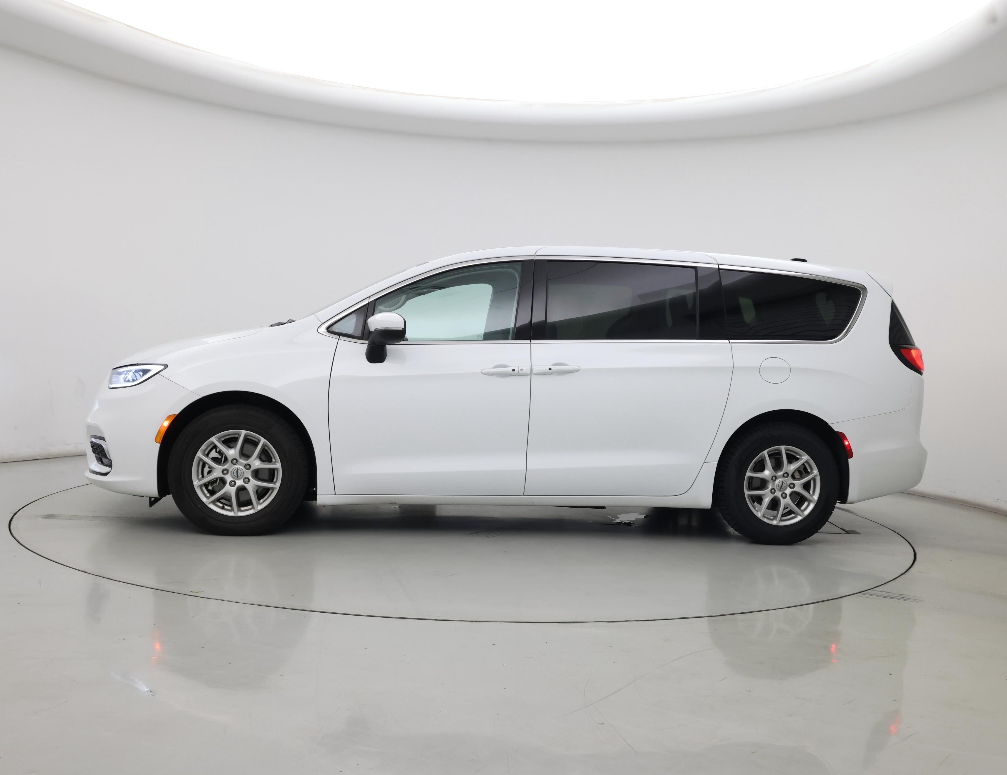 Thumbnail: 2023 Chrysler Pacifica - 3