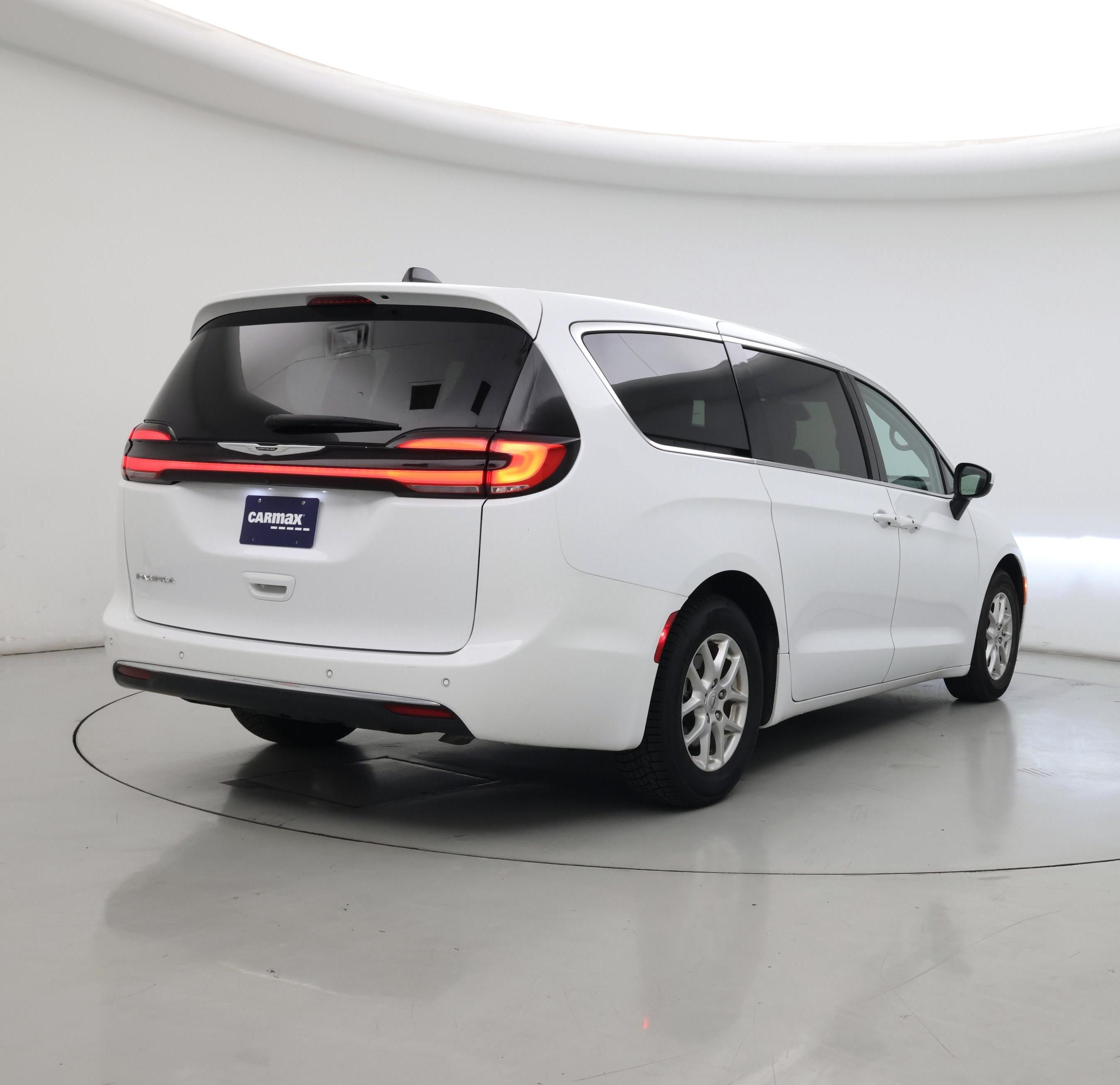 Thumbnail: 2023 Chrysler Pacifica - 8