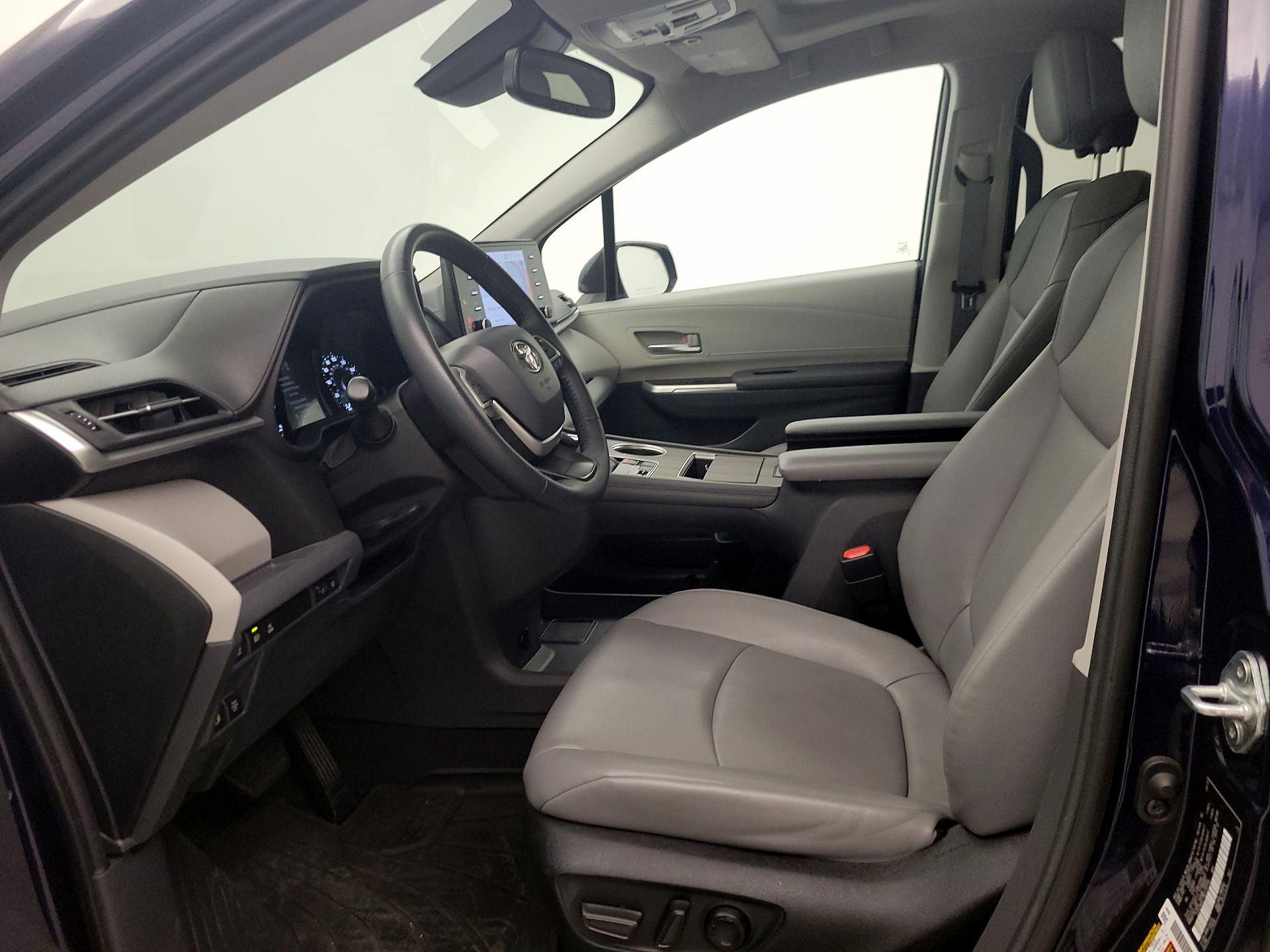 Thumbnail: 2022 Toyota Sienna - 11