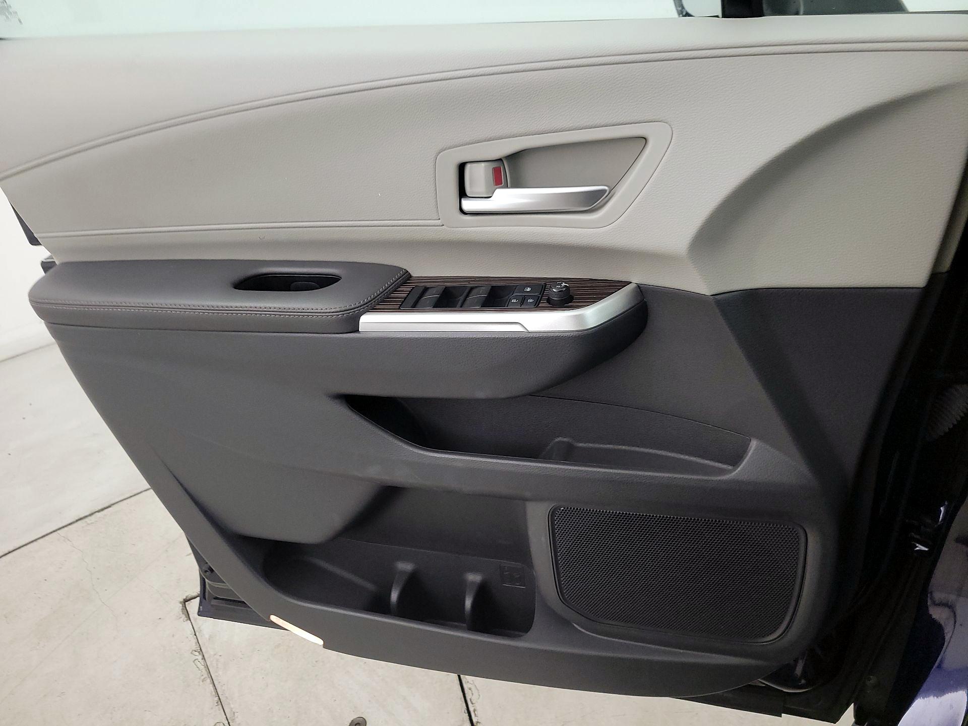 Thumbnail: 2022 Toyota Sienna - 12