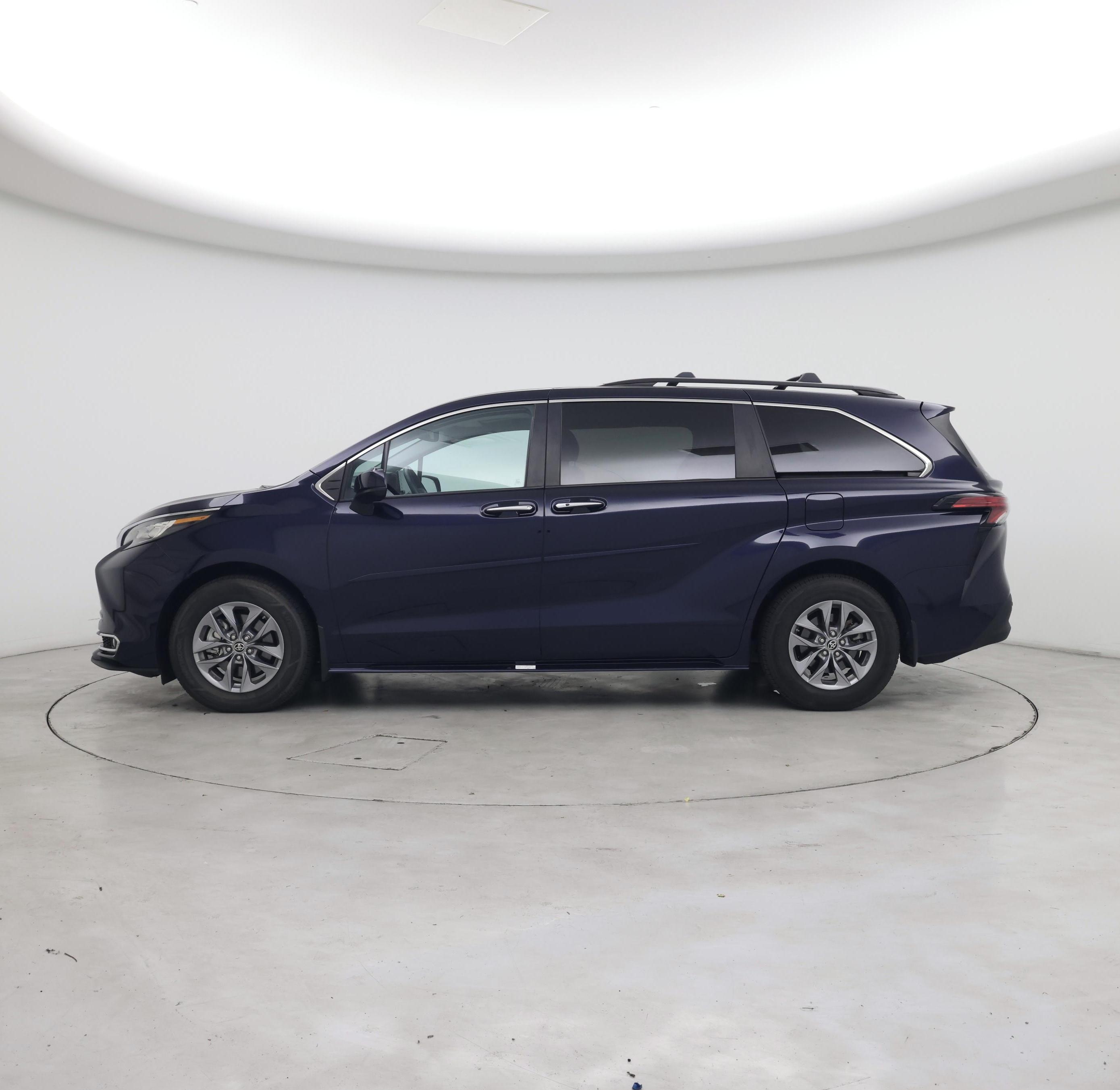 Thumbnail: 2022 Toyota Sienna - 3