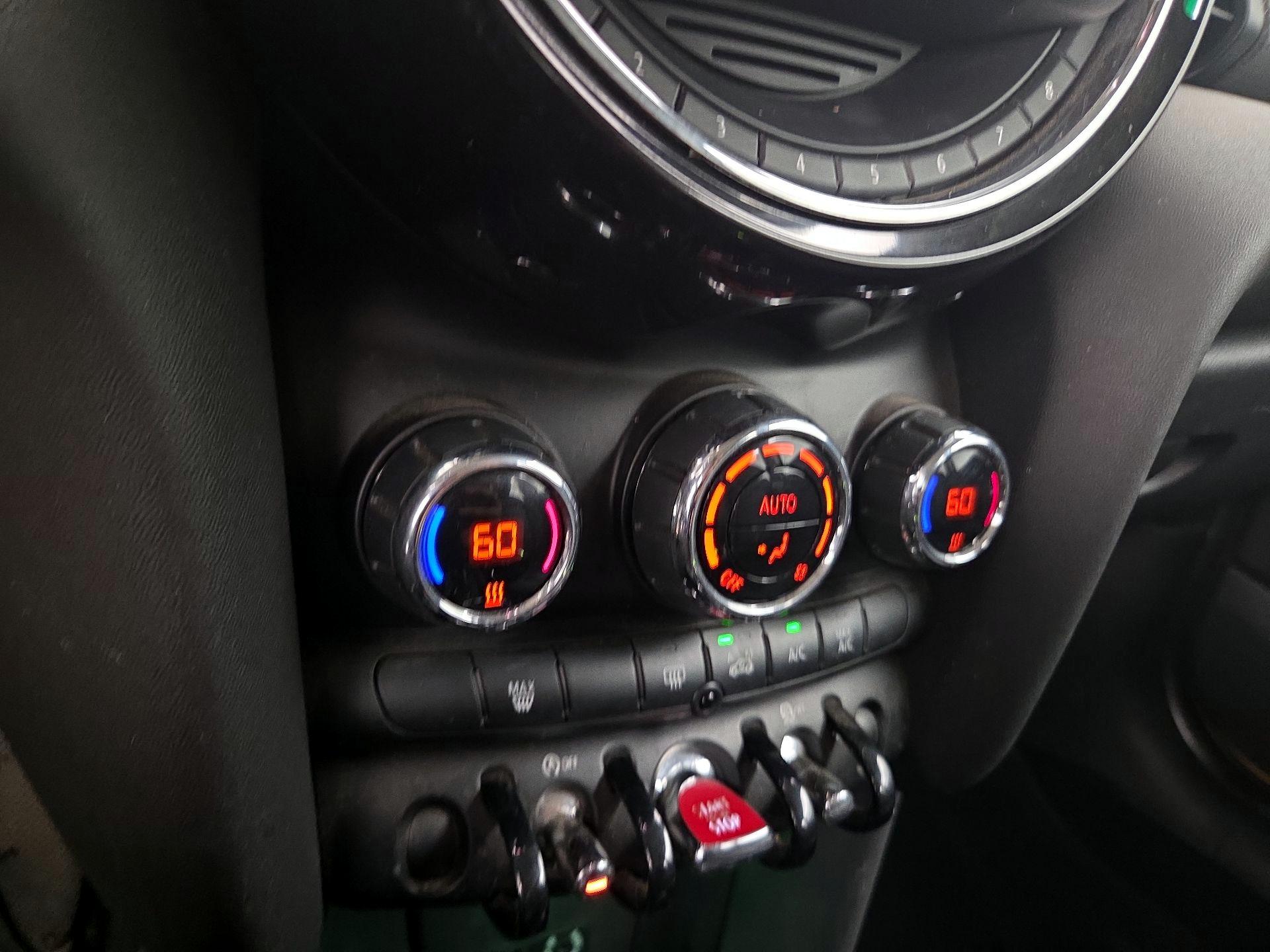 Thumbnail: 2016 MINI Cooper Hardtop - 15