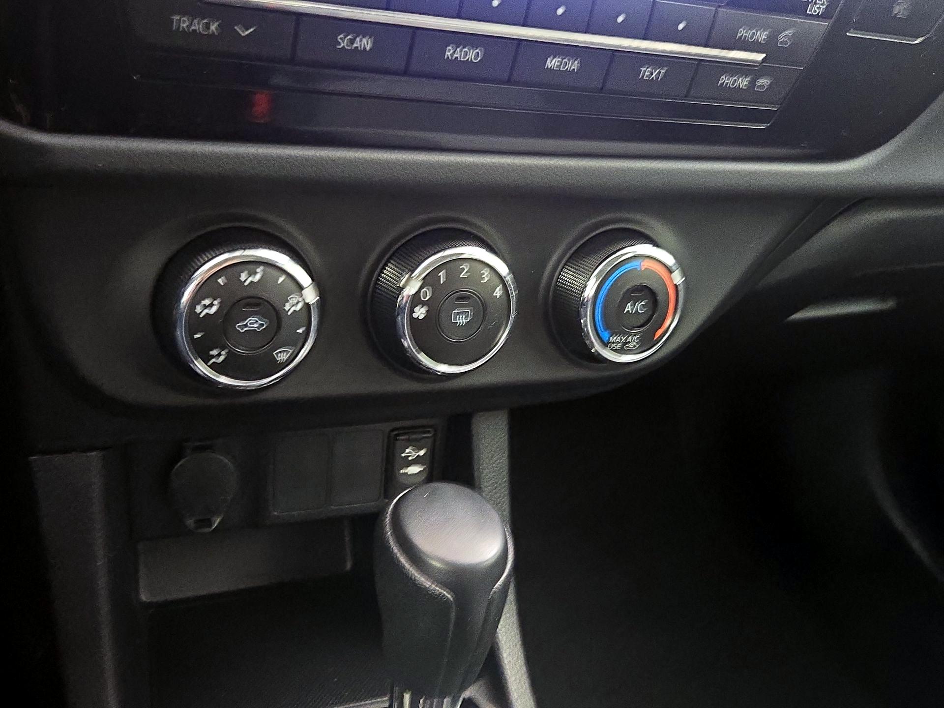 Thumbnail: 2015 Toyota Corolla - 15