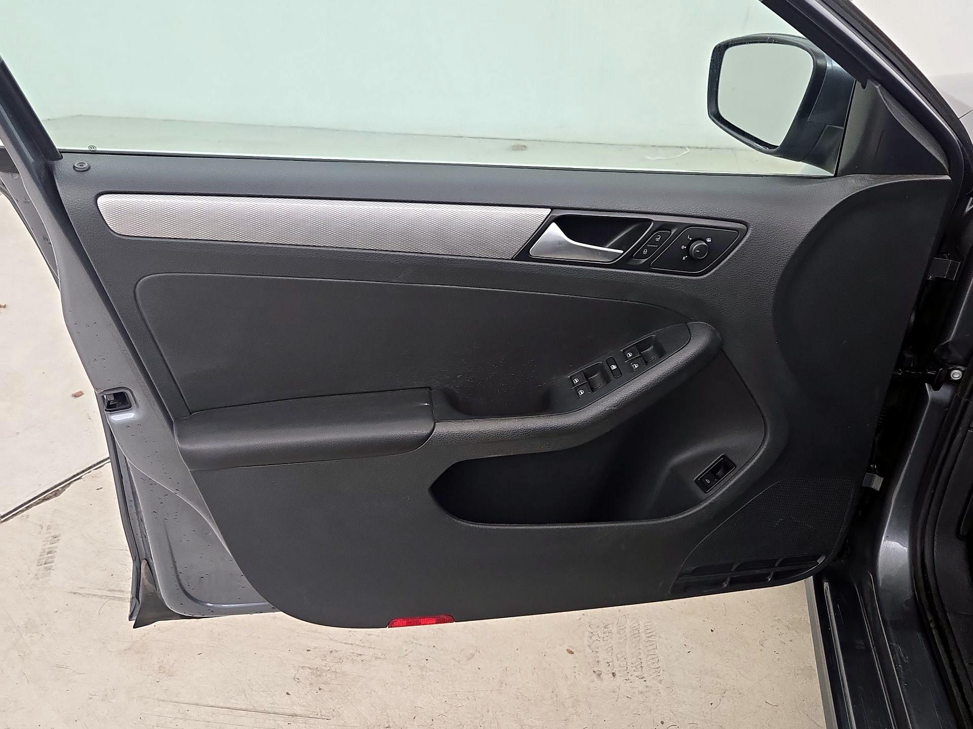 Thumbnail: 2017 Volkswagen Jetta - 12