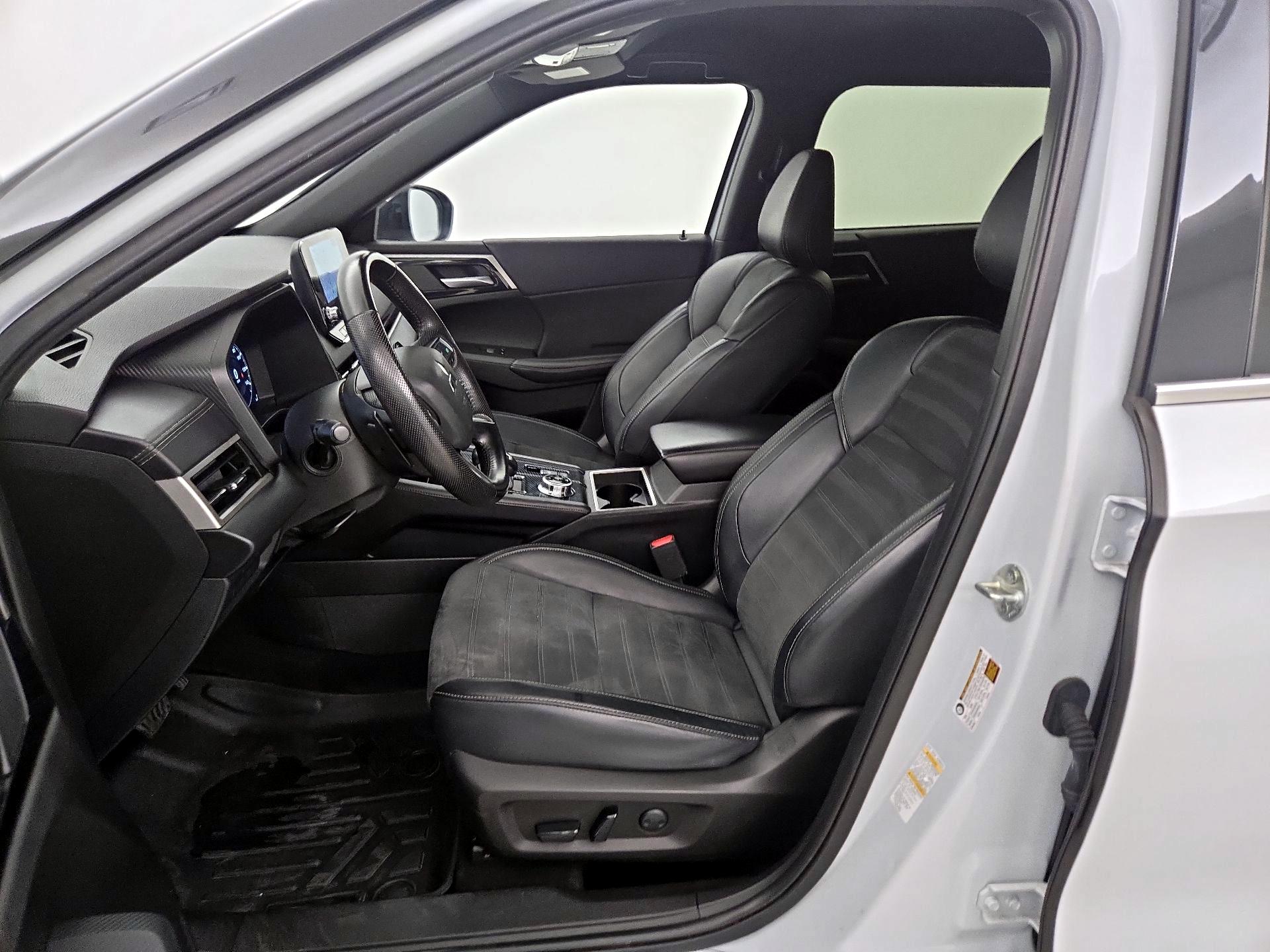 Thumbnail: 2023 Mitsubishi Outlander - 11