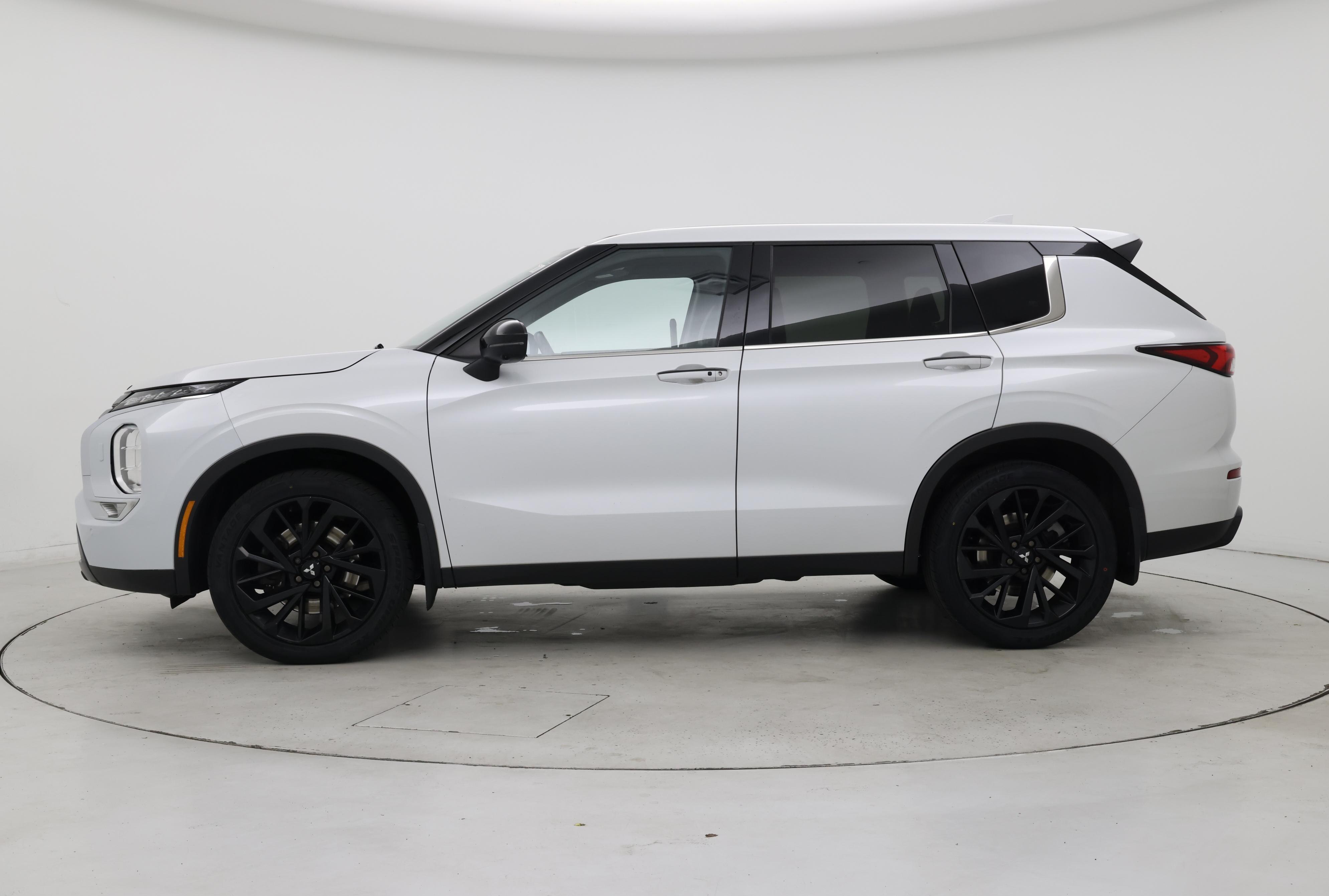 Thumbnail: 2023 Mitsubishi Outlander - 3