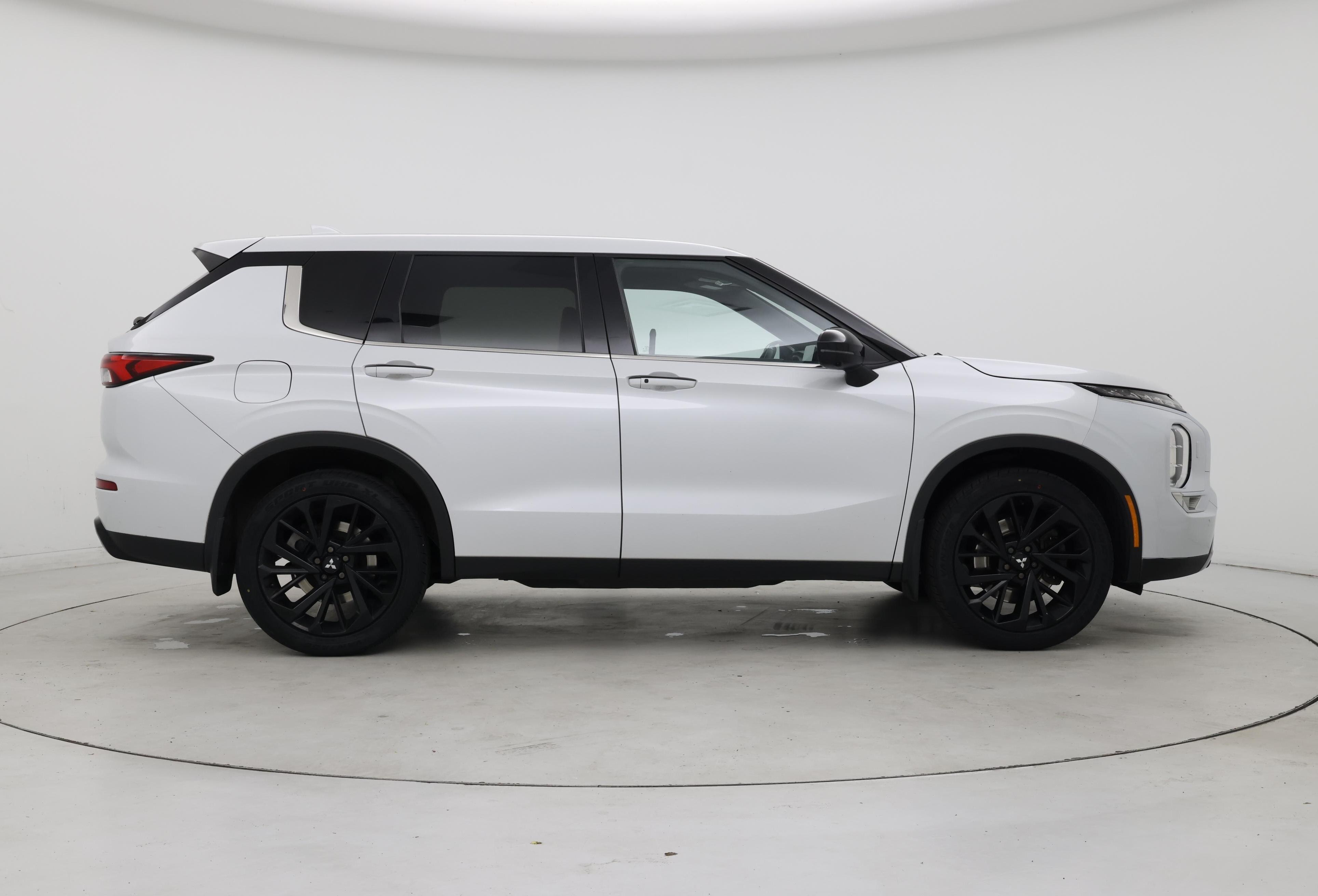Thumbnail: 2023 Mitsubishi Outlander - 7