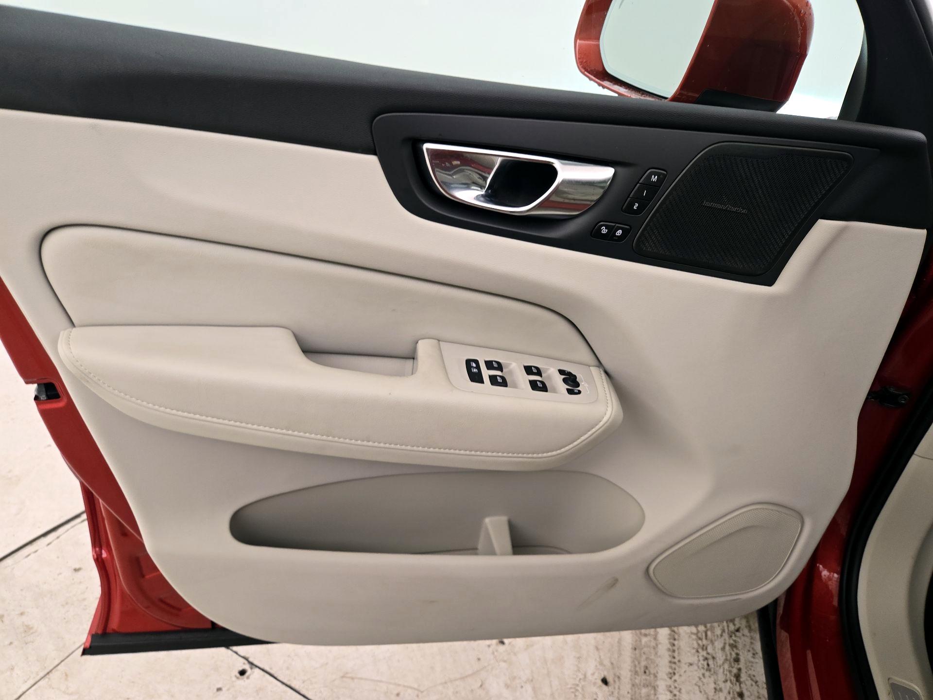 Thumbnail: 2022 Volvo XC60 - 12