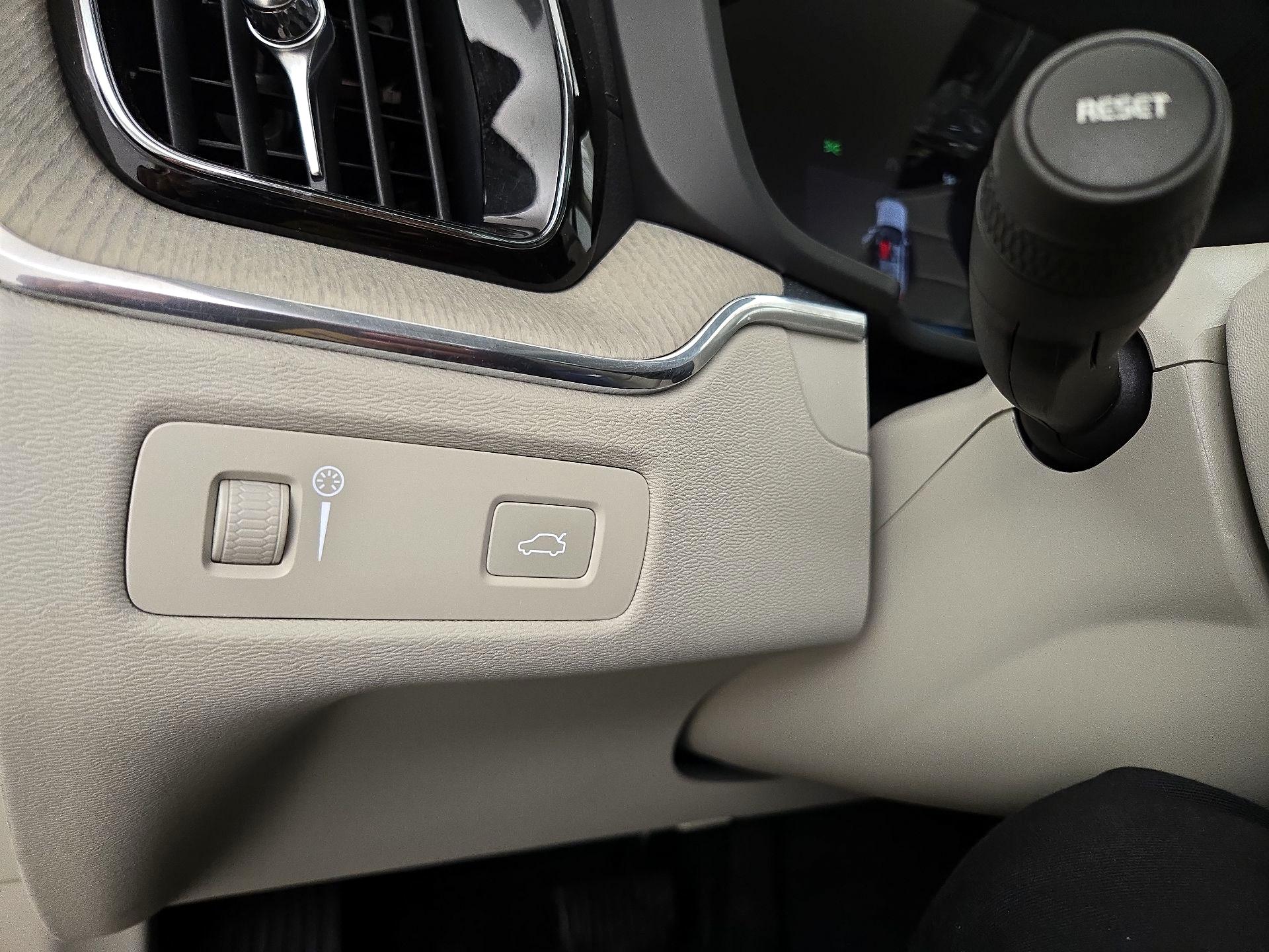 Thumbnail: 2022 Volvo XC60 - 13