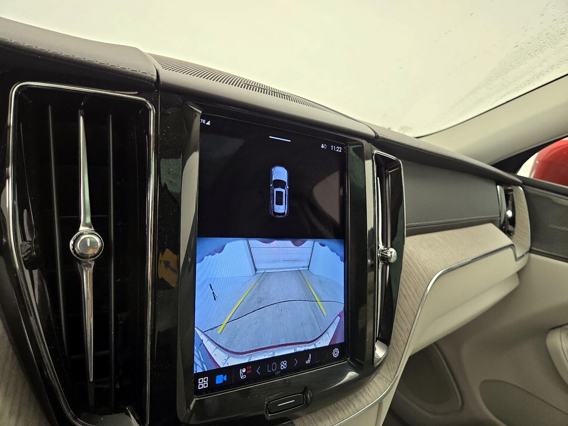 Thumbnail: 2022 Volvo XC60 - 14