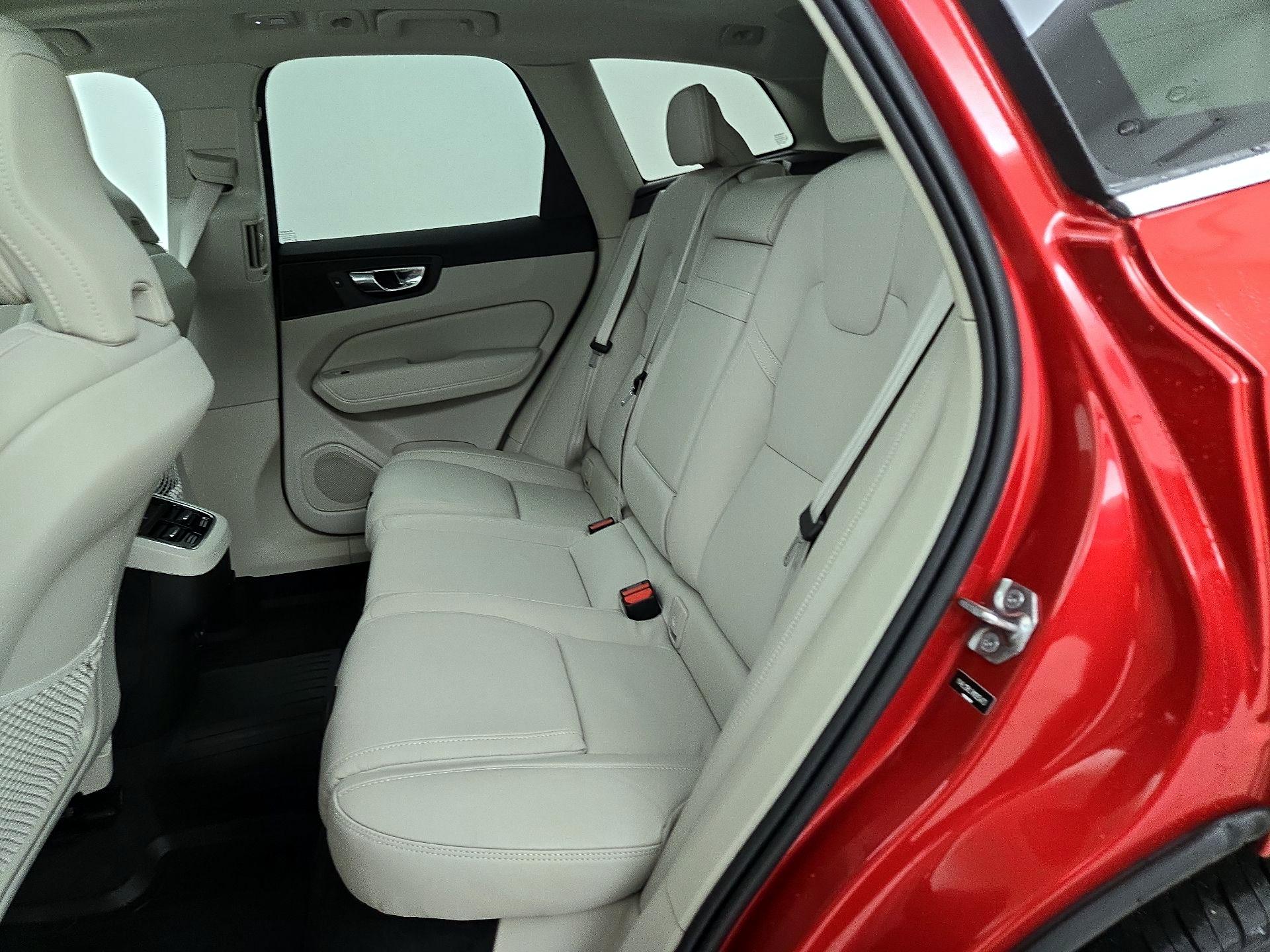 Thumbnail: 2022 Volvo XC60 - 20