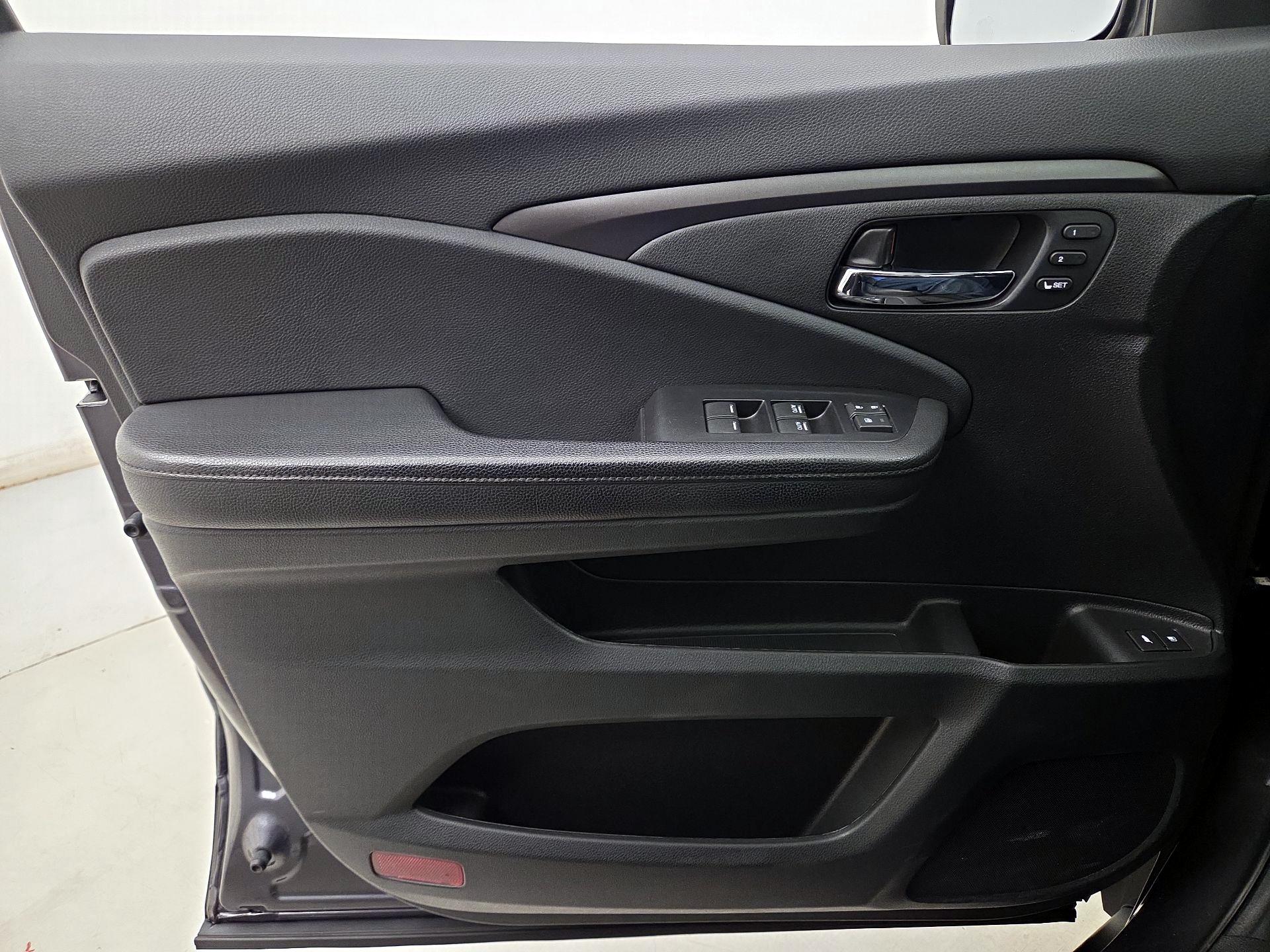 Thumbnail: 2019 Honda Pilot - 12