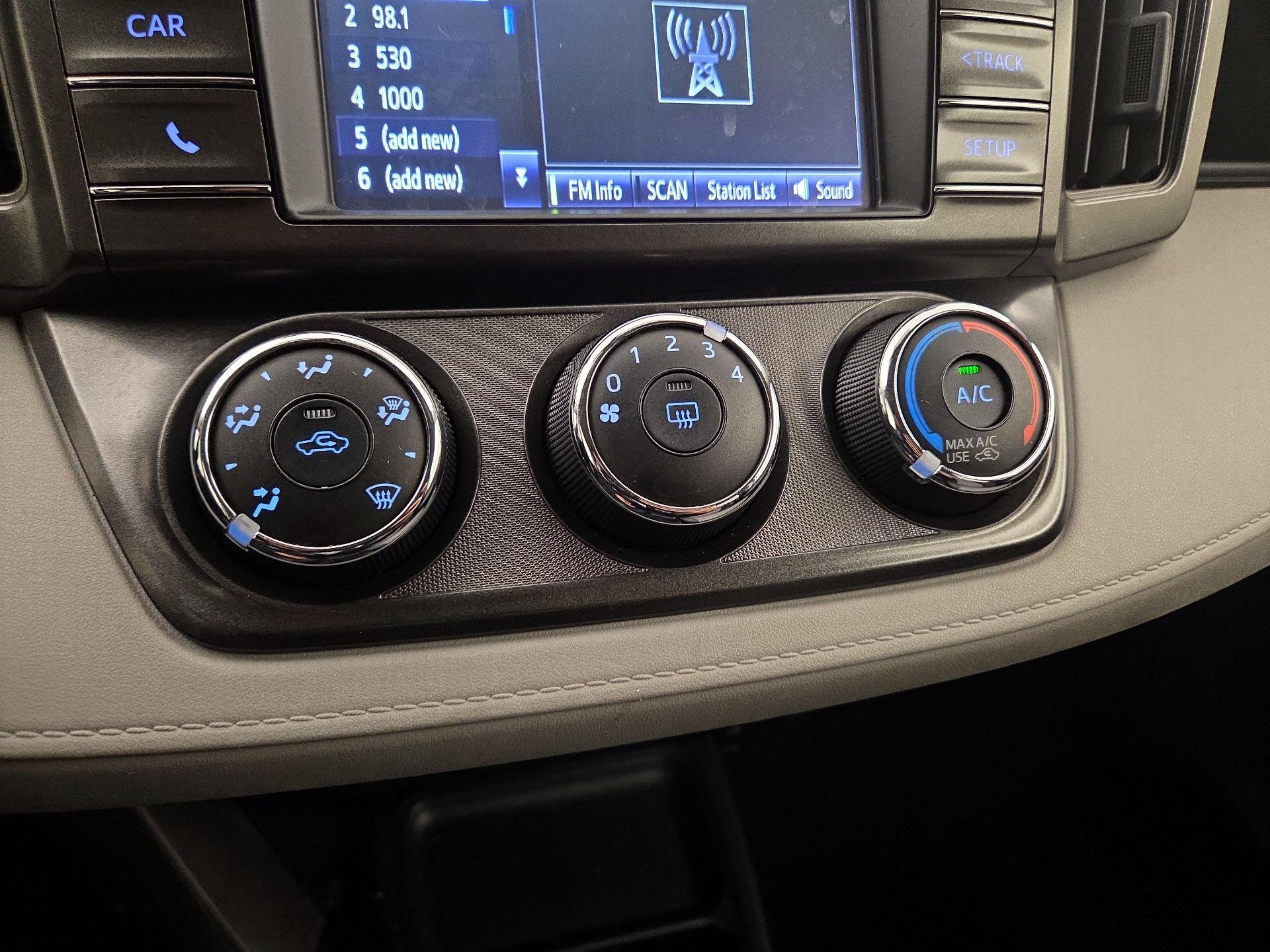 Thumbnail: 2014 Toyota RAV4 - 16