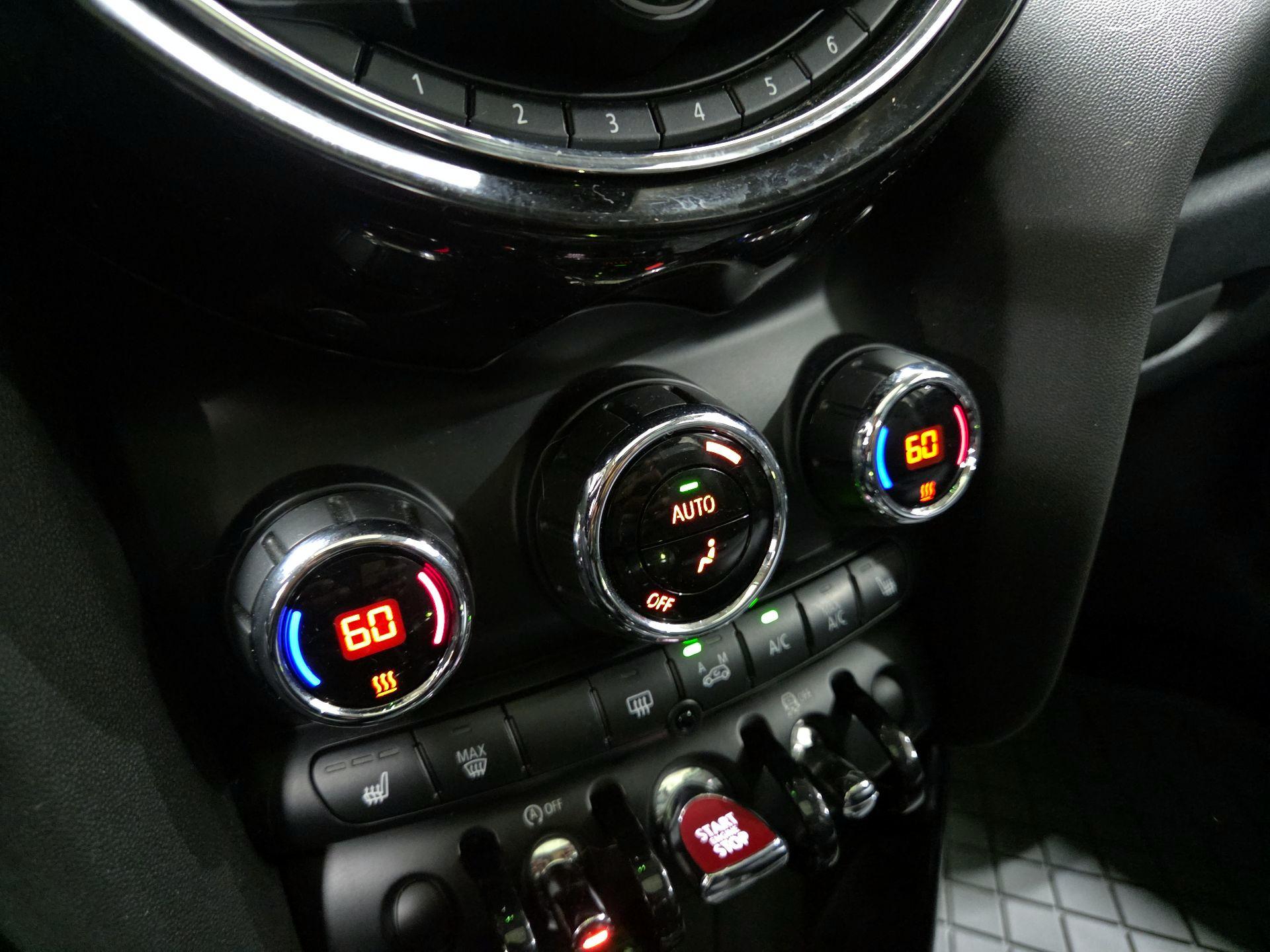 Thumbnail: 2016 MINI Cooper Hardtop - 15