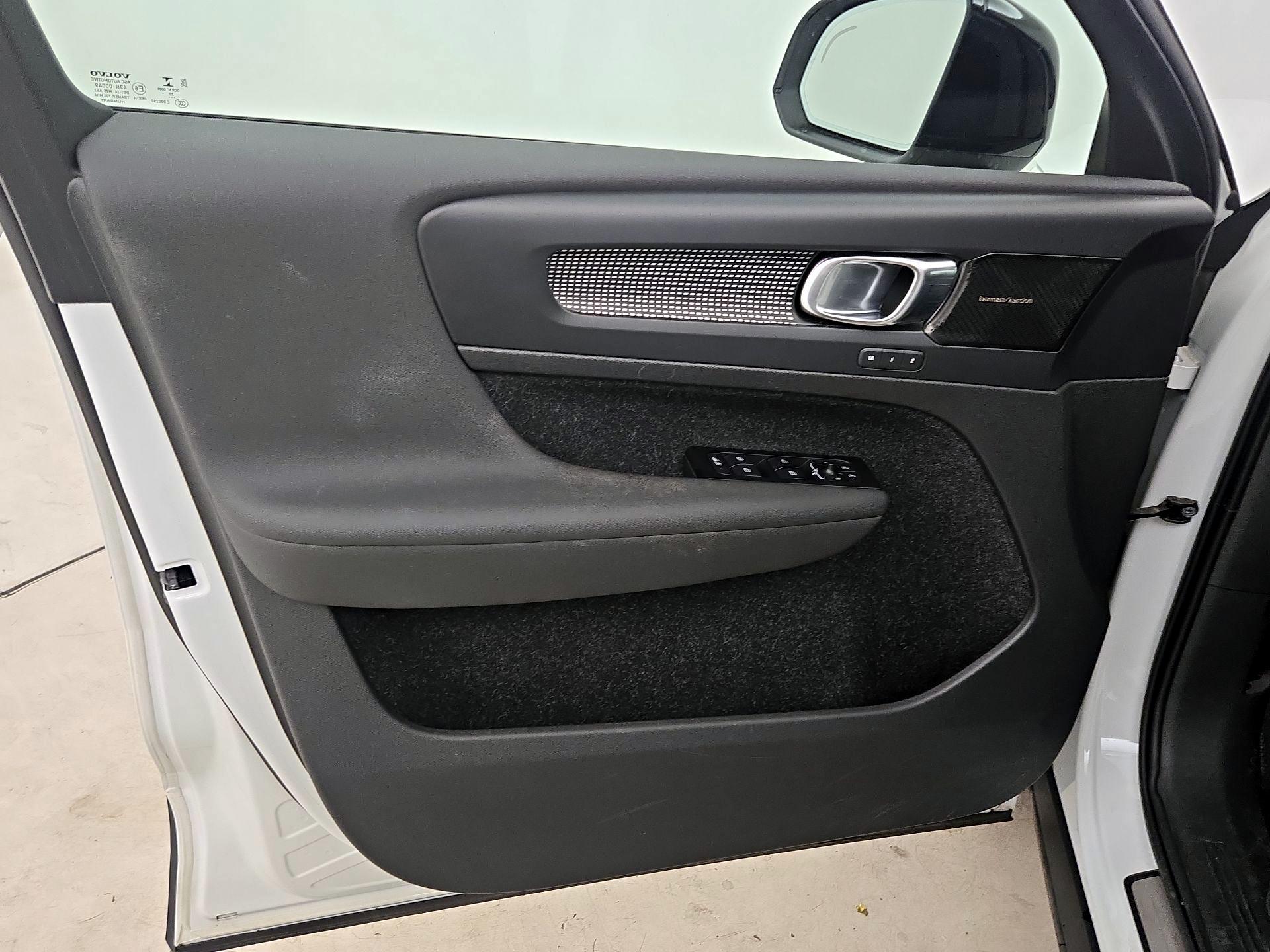 Thumbnail: 2021 Volvo XC40 - 12