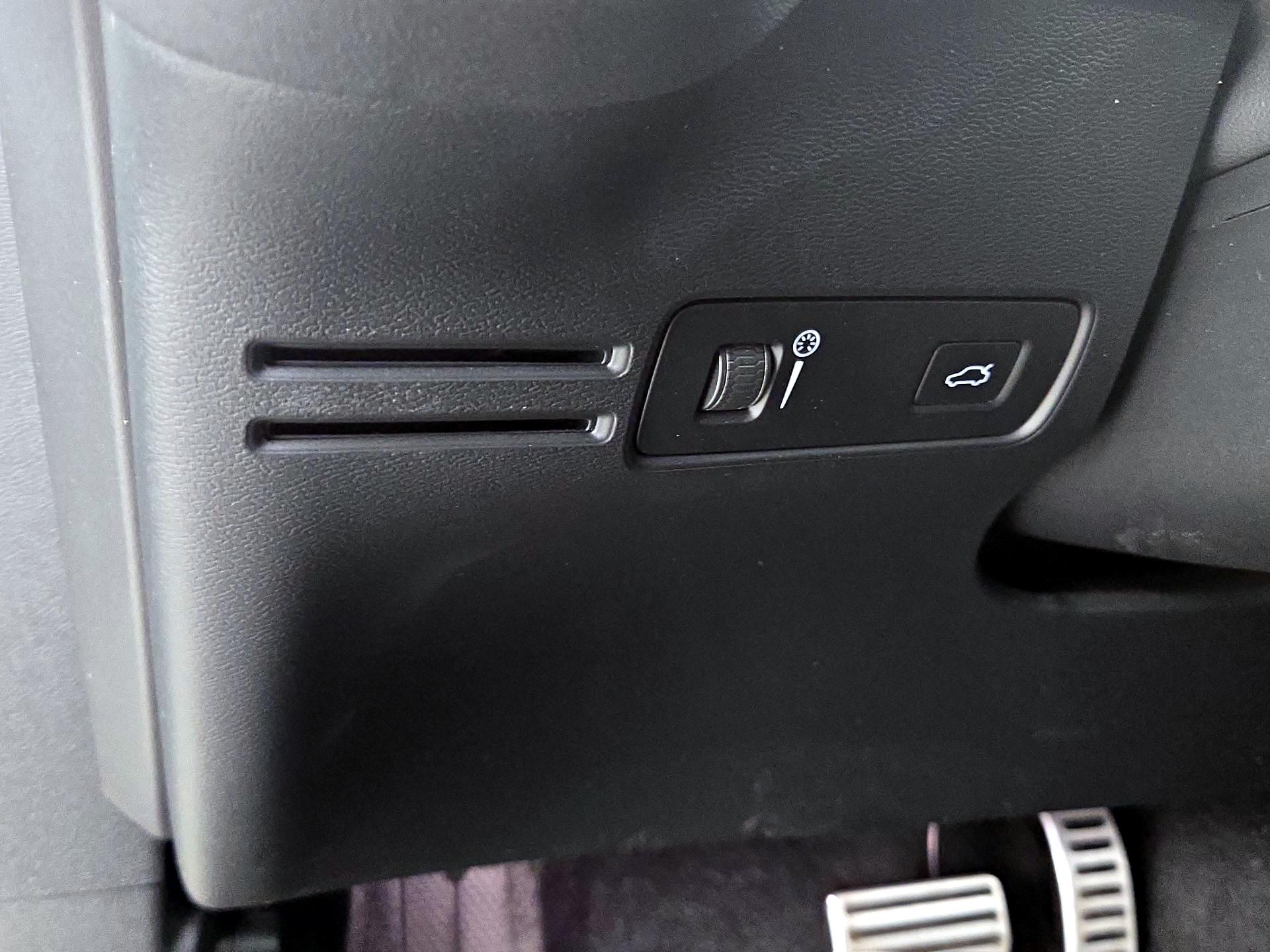 Thumbnail: 2021 Volvo XC40 - 13