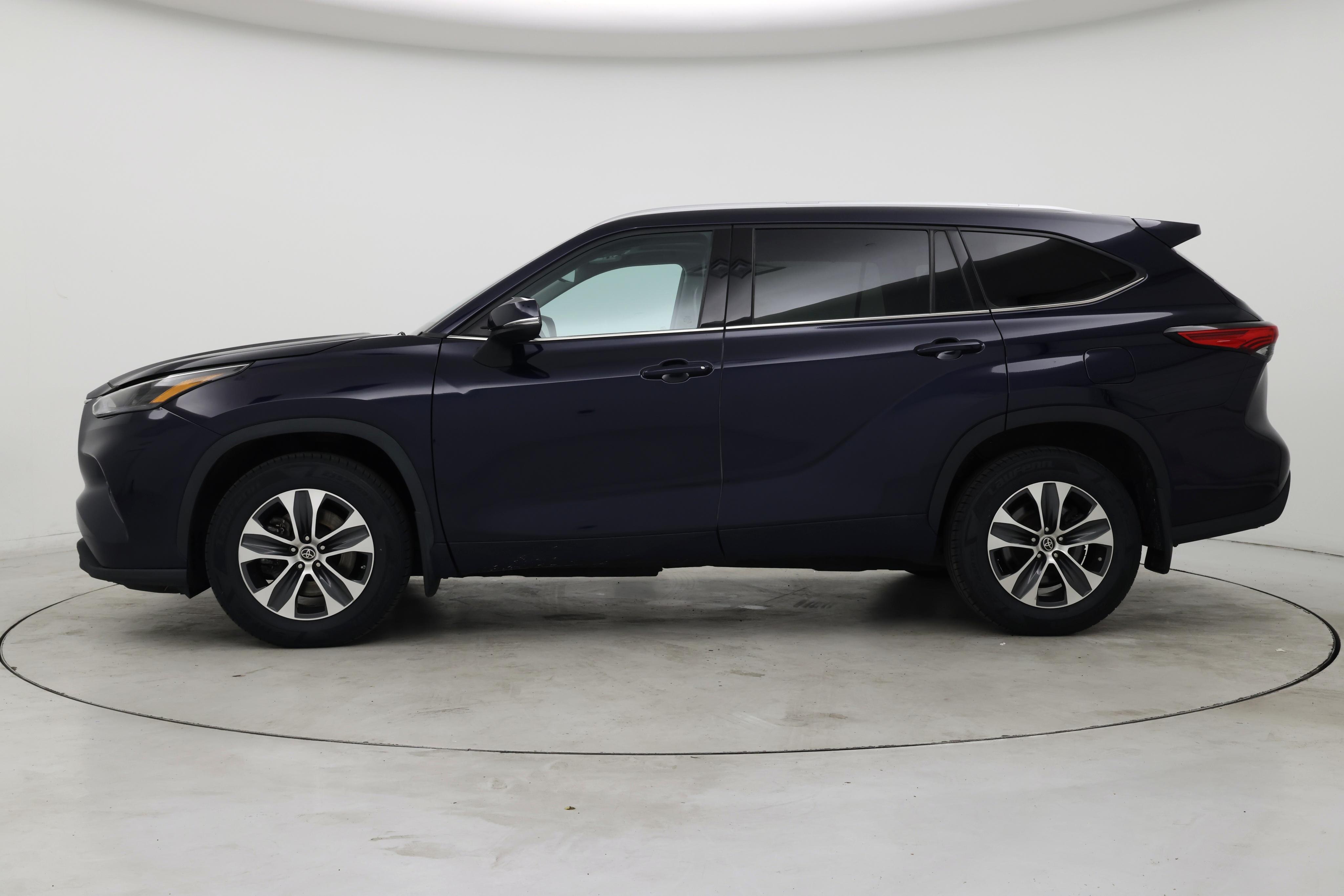 Thumbnail: 2022 Toyota Highlander - 3