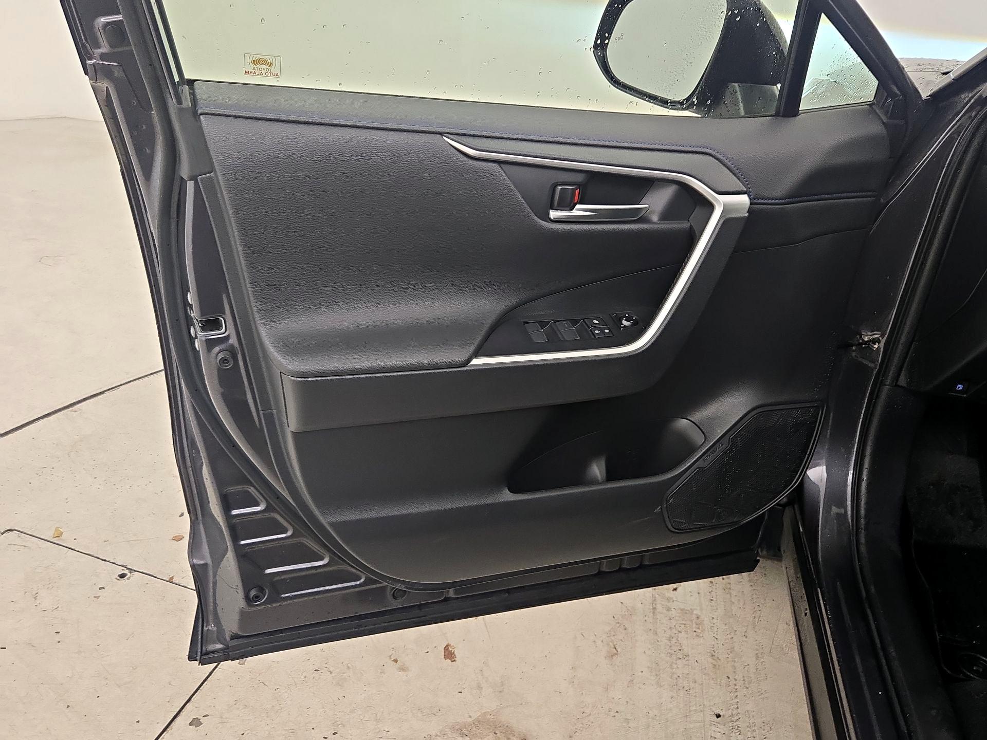 Thumbnail: 2020 Toyota RAV4 - 12