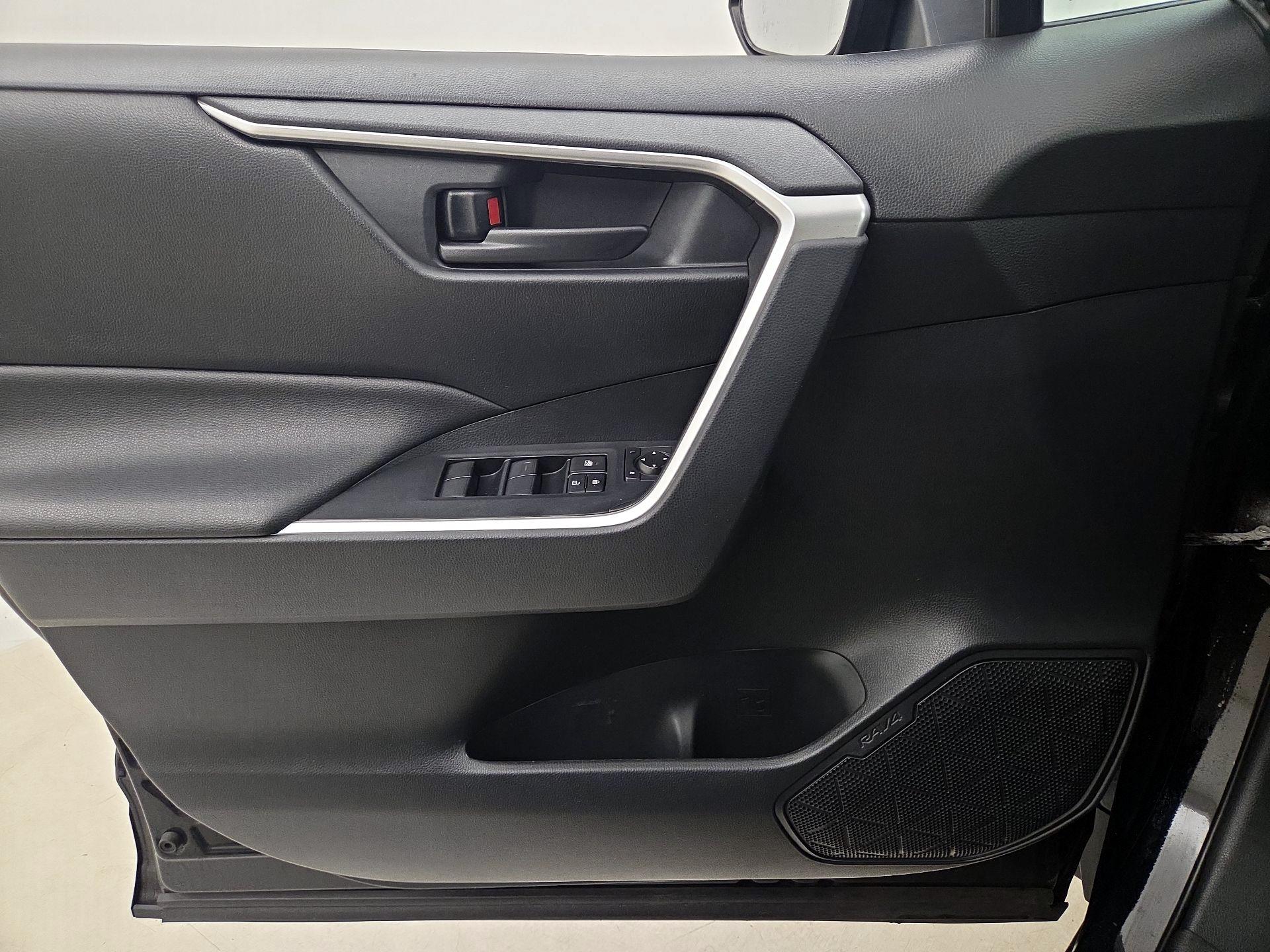 Thumbnail: 2019 Toyota RAV4 - 12