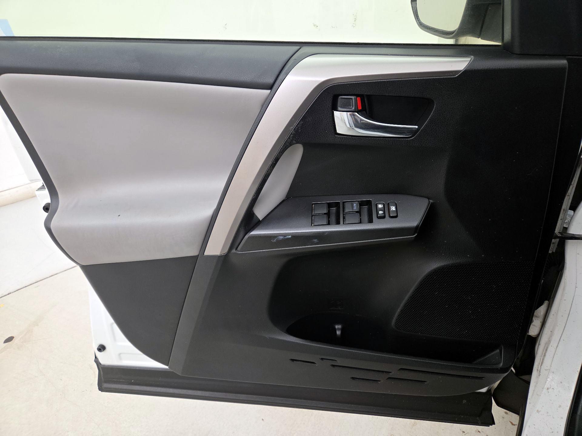 Thumbnail: 2016 Toyota RAV4 - 12