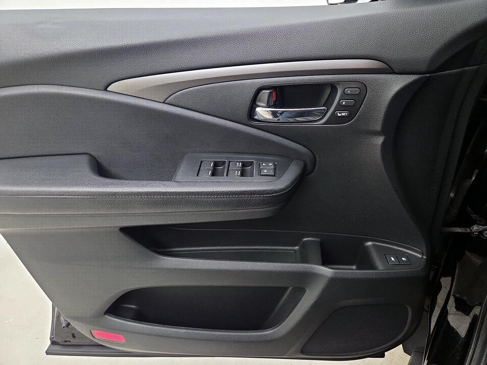 Thumbnail: 2019 Honda Pilot - 12