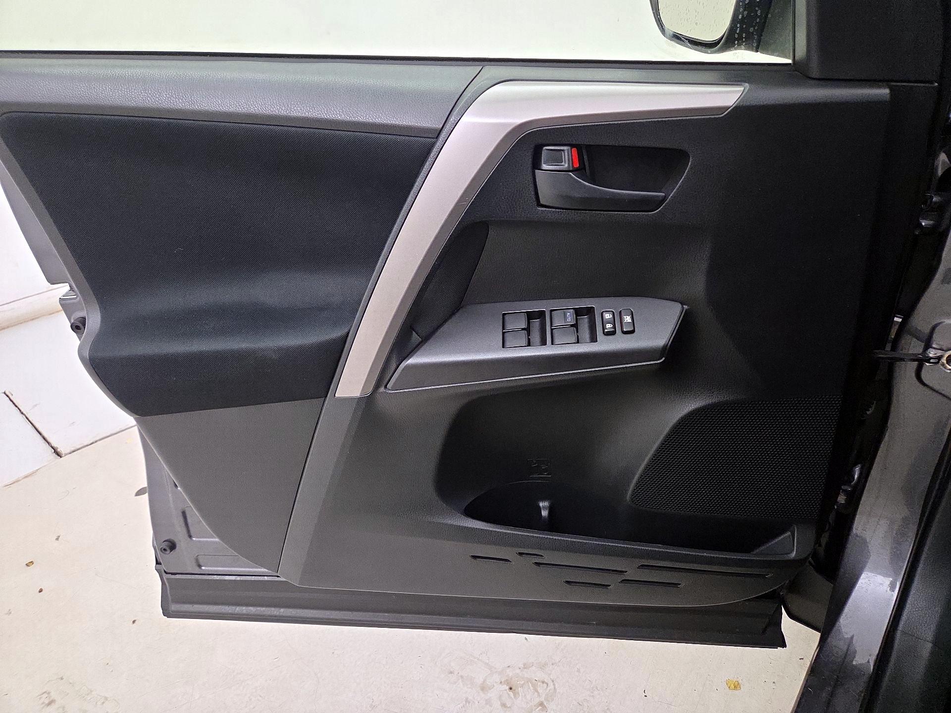 Thumbnail: 2016 Toyota RAV4 - 12