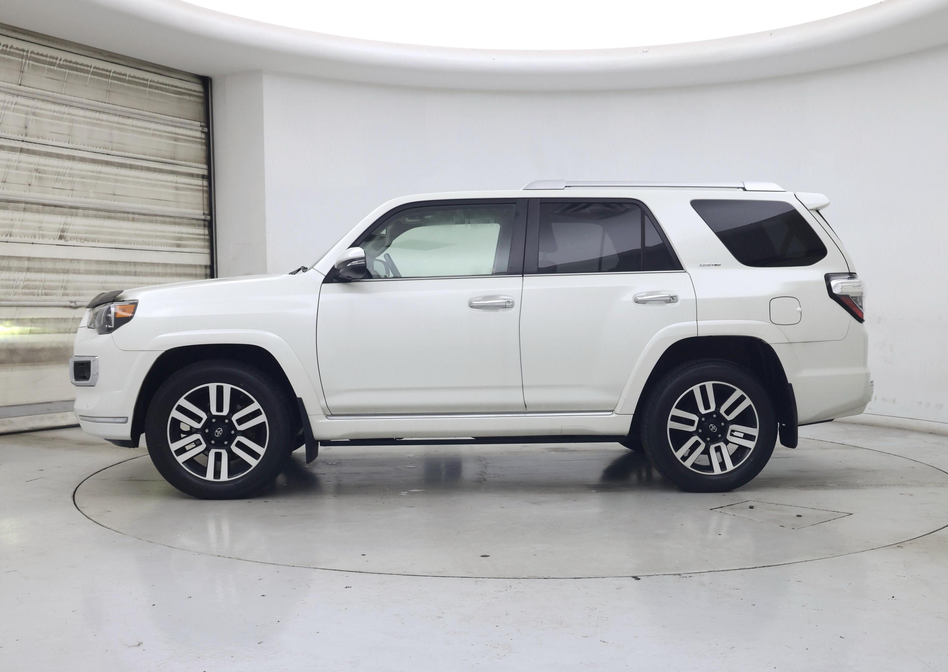 Thumbnail: 2017 Toyota 4Runner - 3