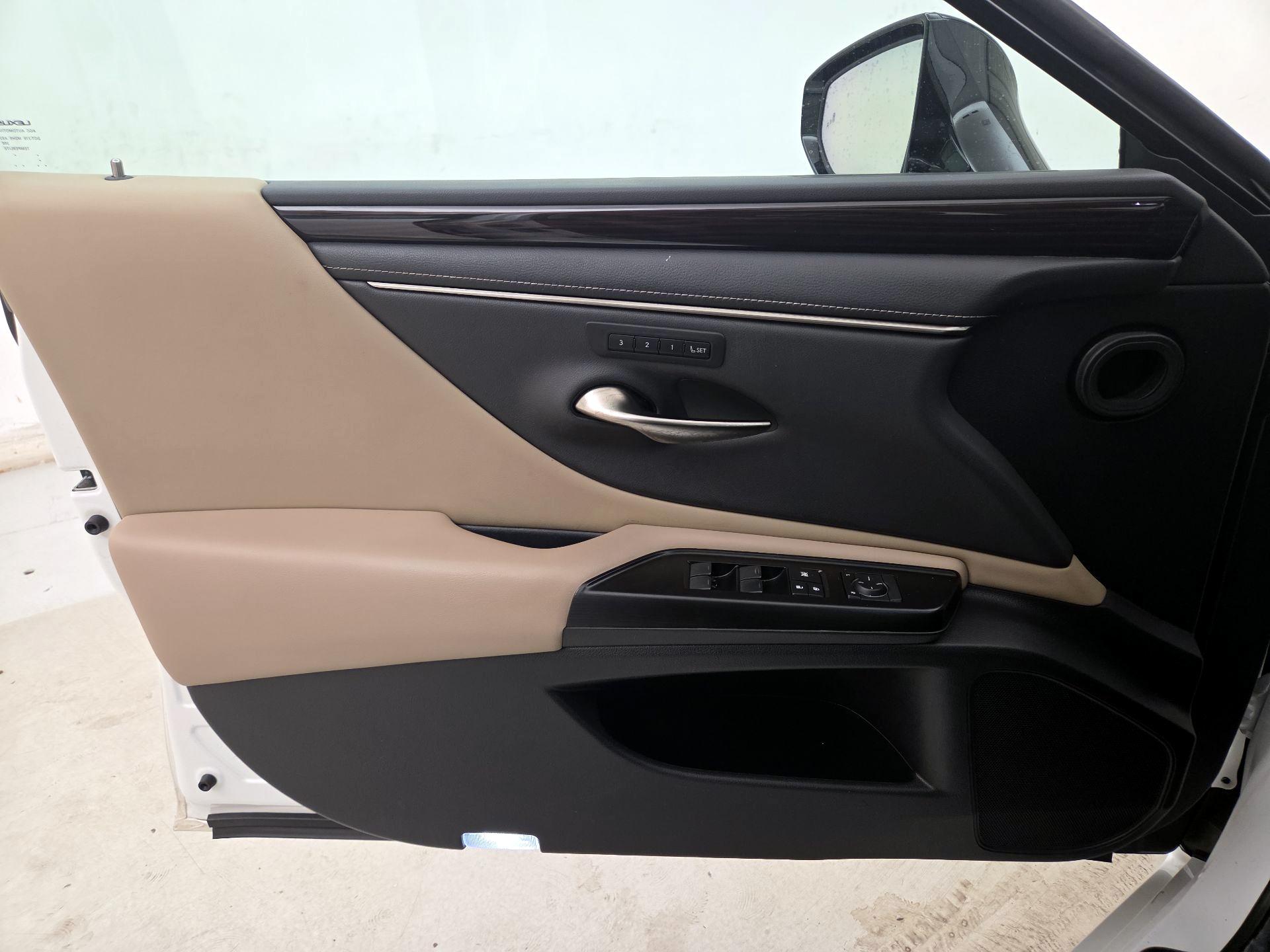 Thumbnail: 2019 Lexus ES - 12