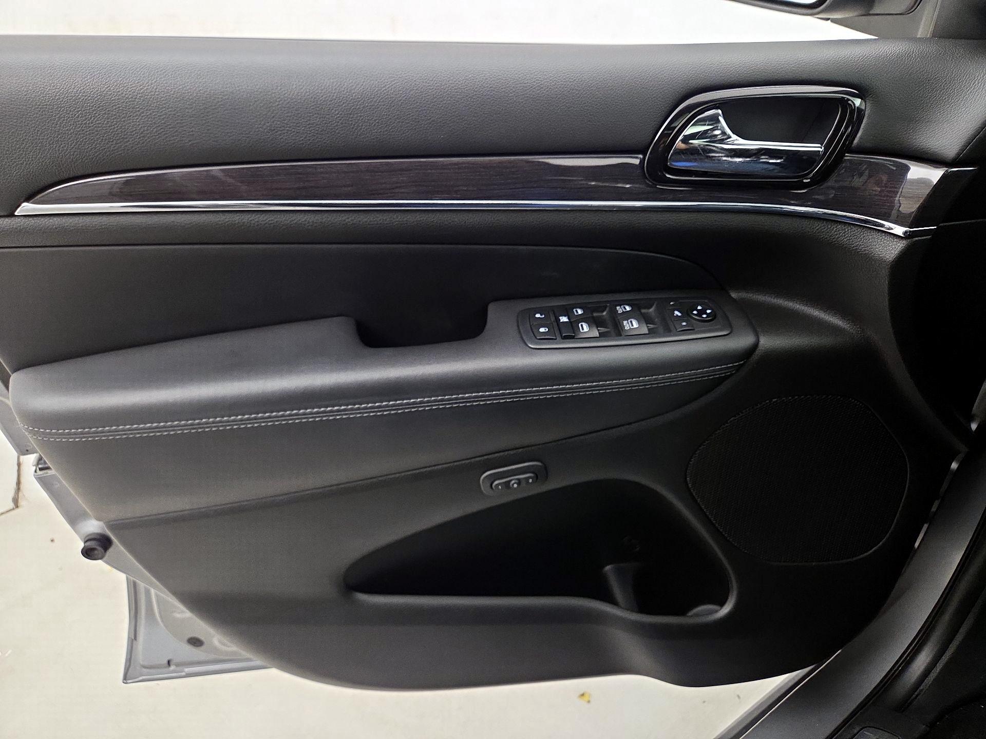 Thumbnail: 2020 Jeep Grand Cherokee - 12