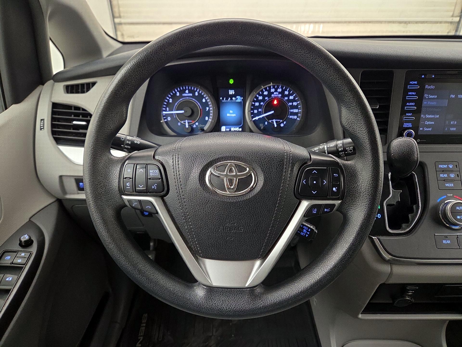 Thumbnail: 2019 Toyota Sienna - 10