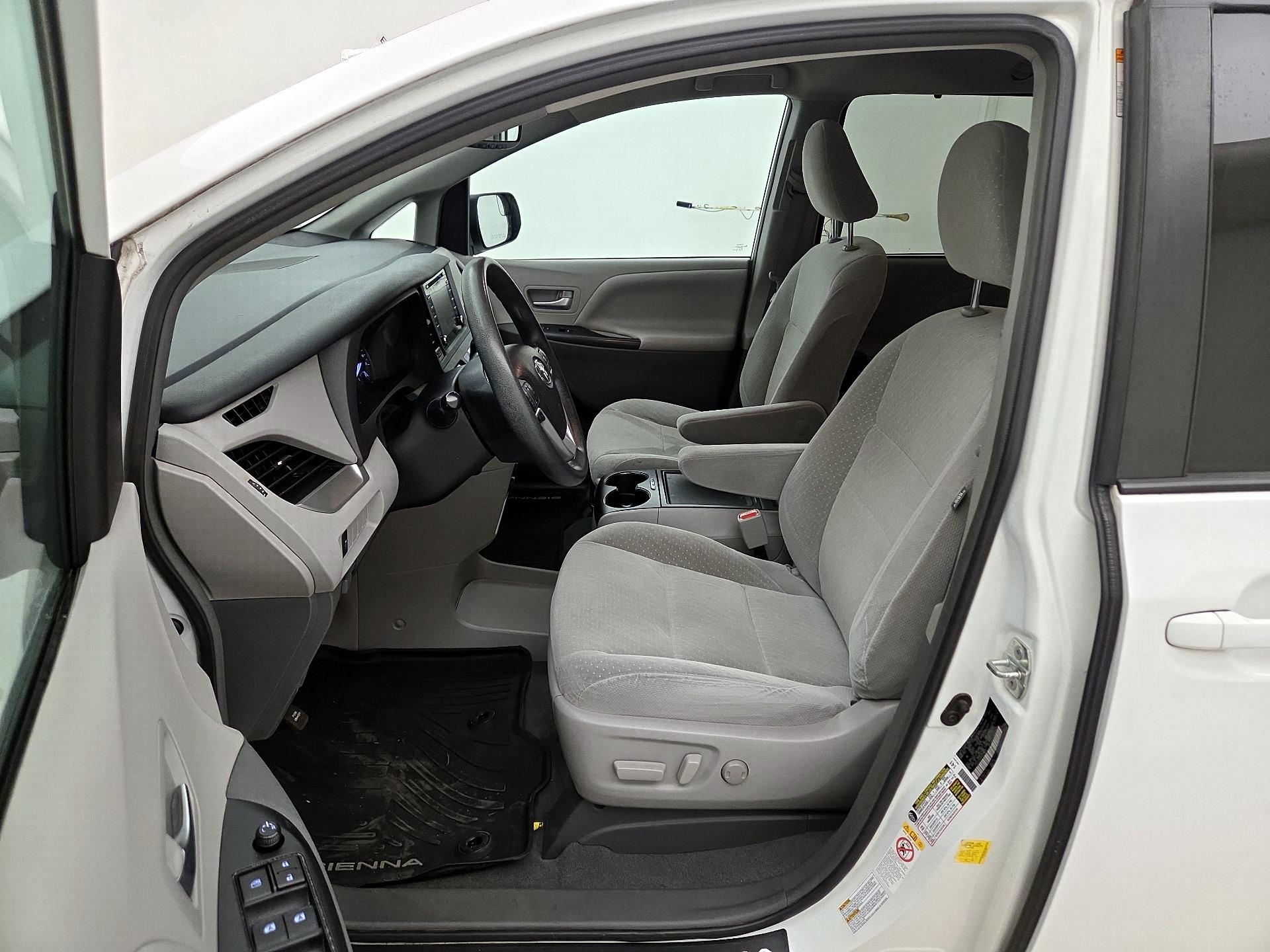 Thumbnail: 2019 Toyota Sienna - 11