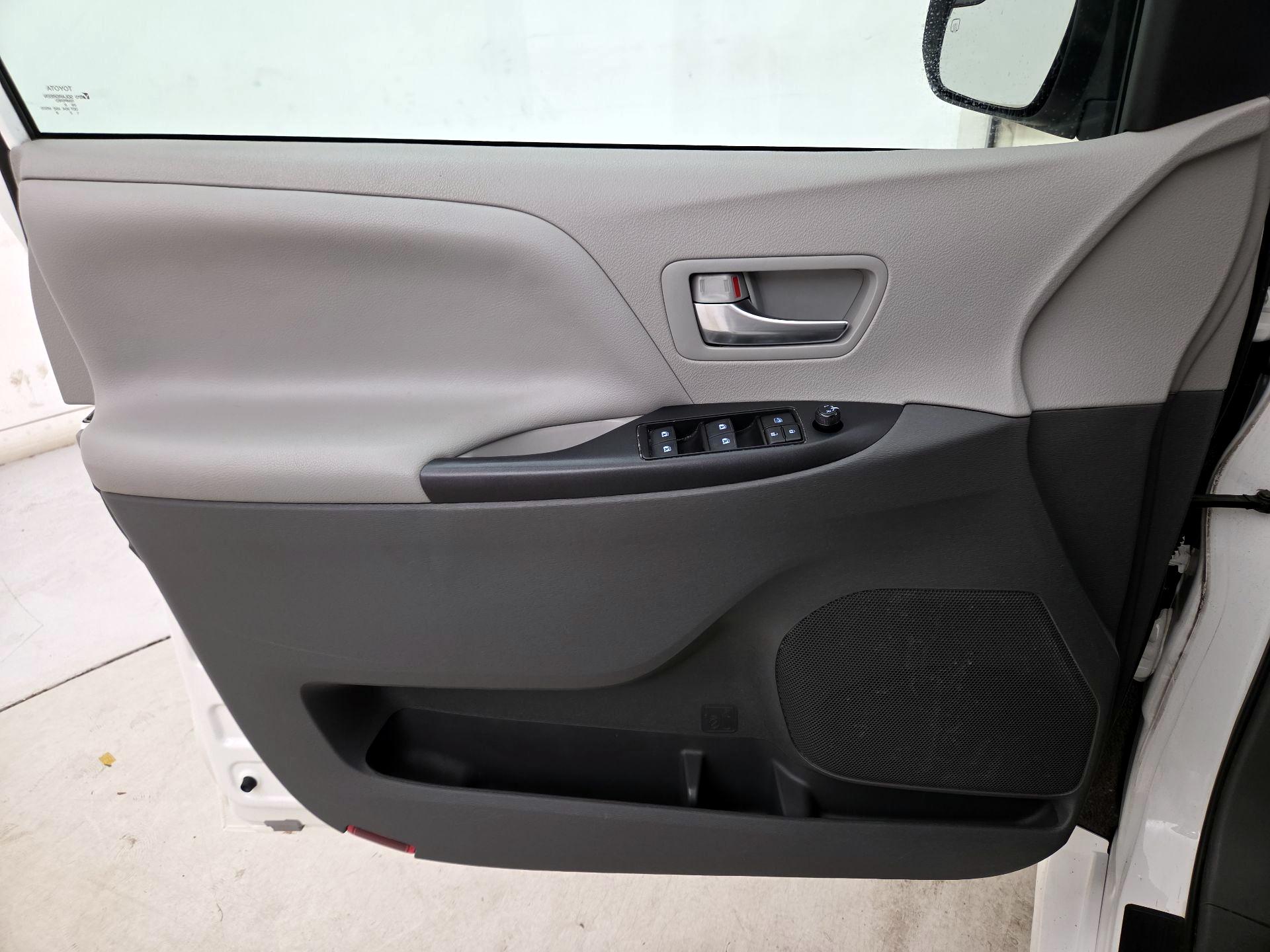 Thumbnail: 2019 Toyota Sienna - 12