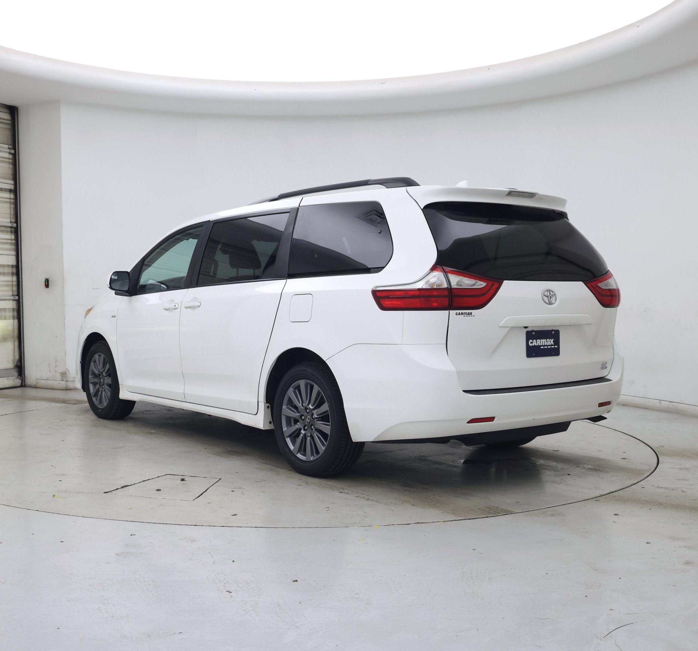 Thumbnail: 2019 Toyota Sienna - 2