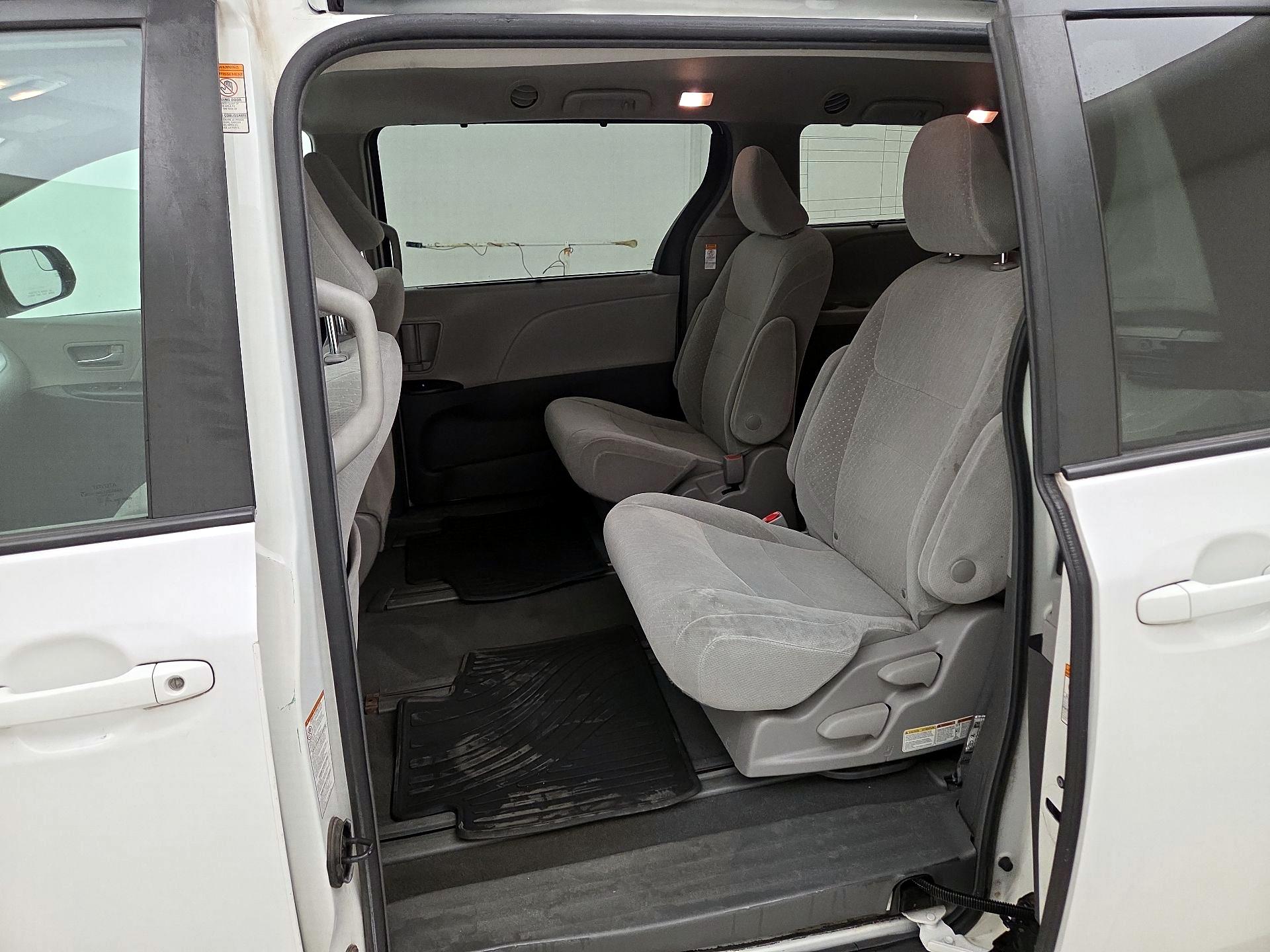 Thumbnail: 2019 Toyota Sienna - 19