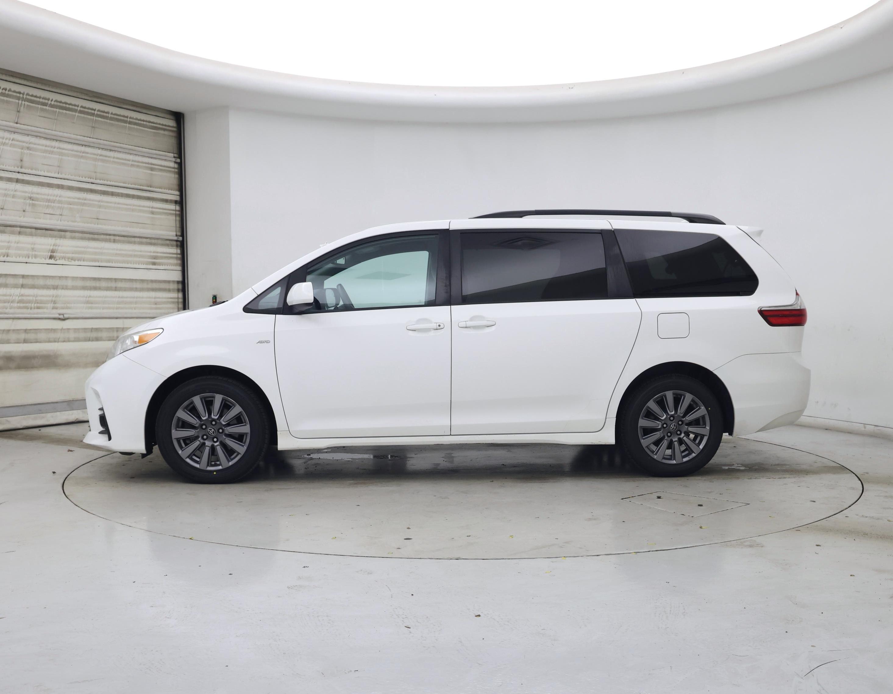 Thumbnail: 2019 Toyota Sienna - 3
