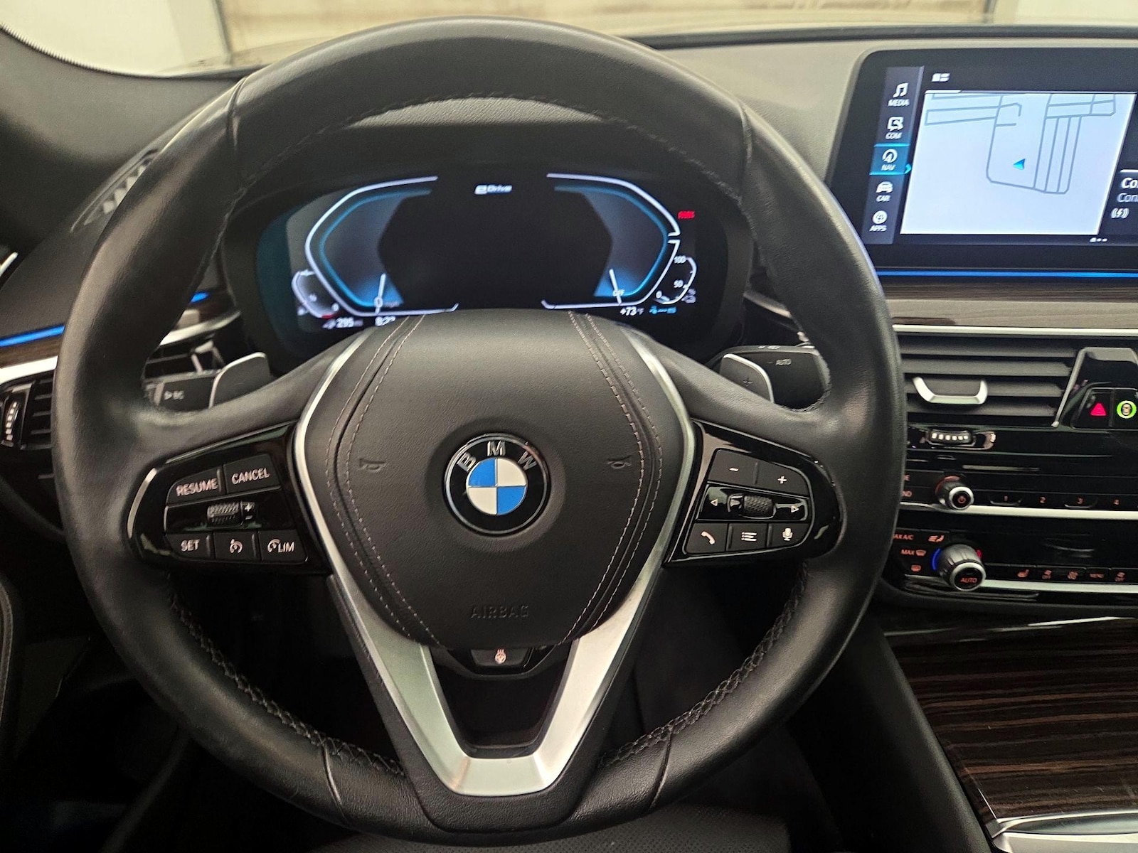 2021 BMW 5 Series 530e - Photo 11
