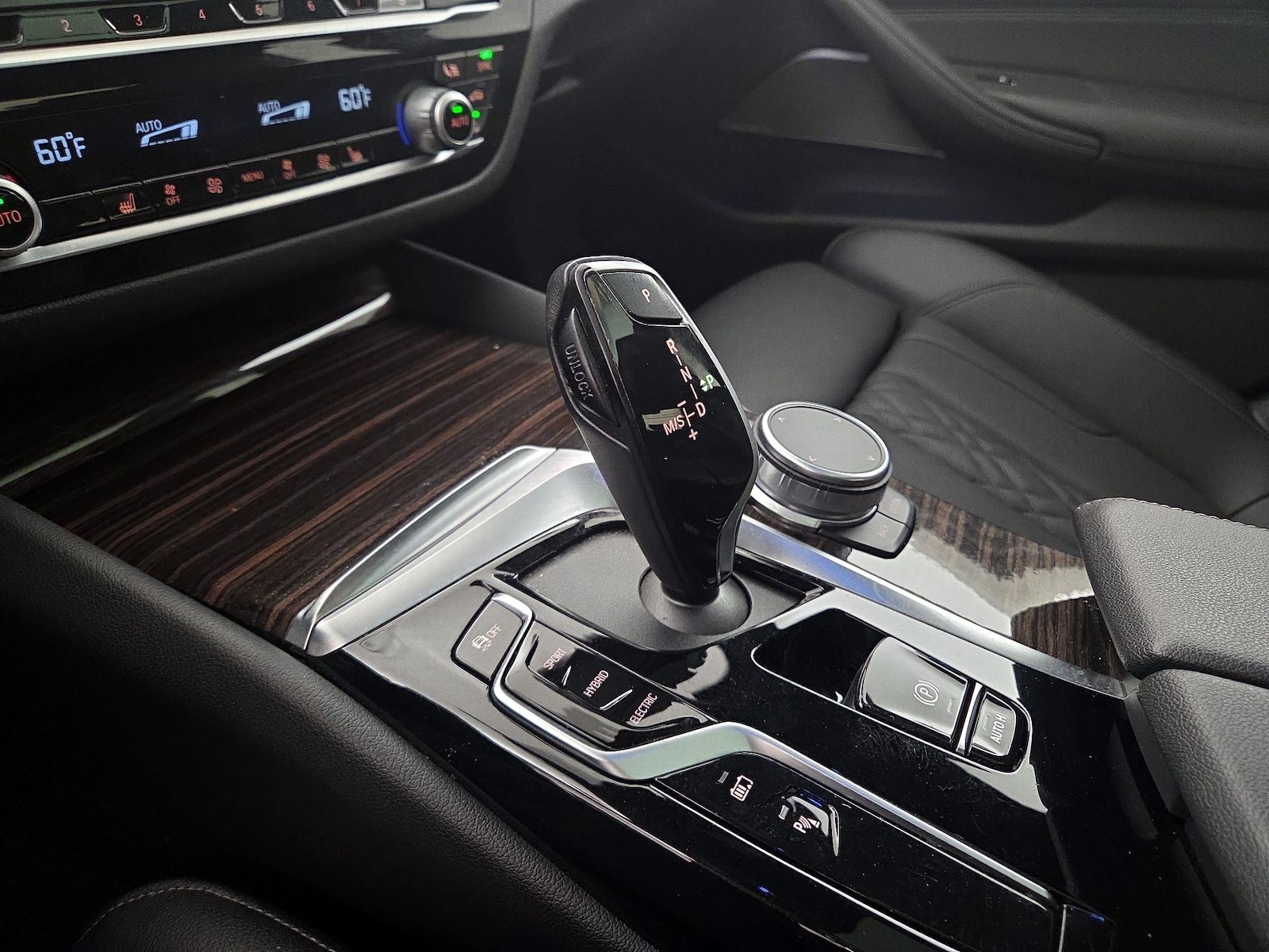 2021 BMW 5 Series 530e - Photo 19