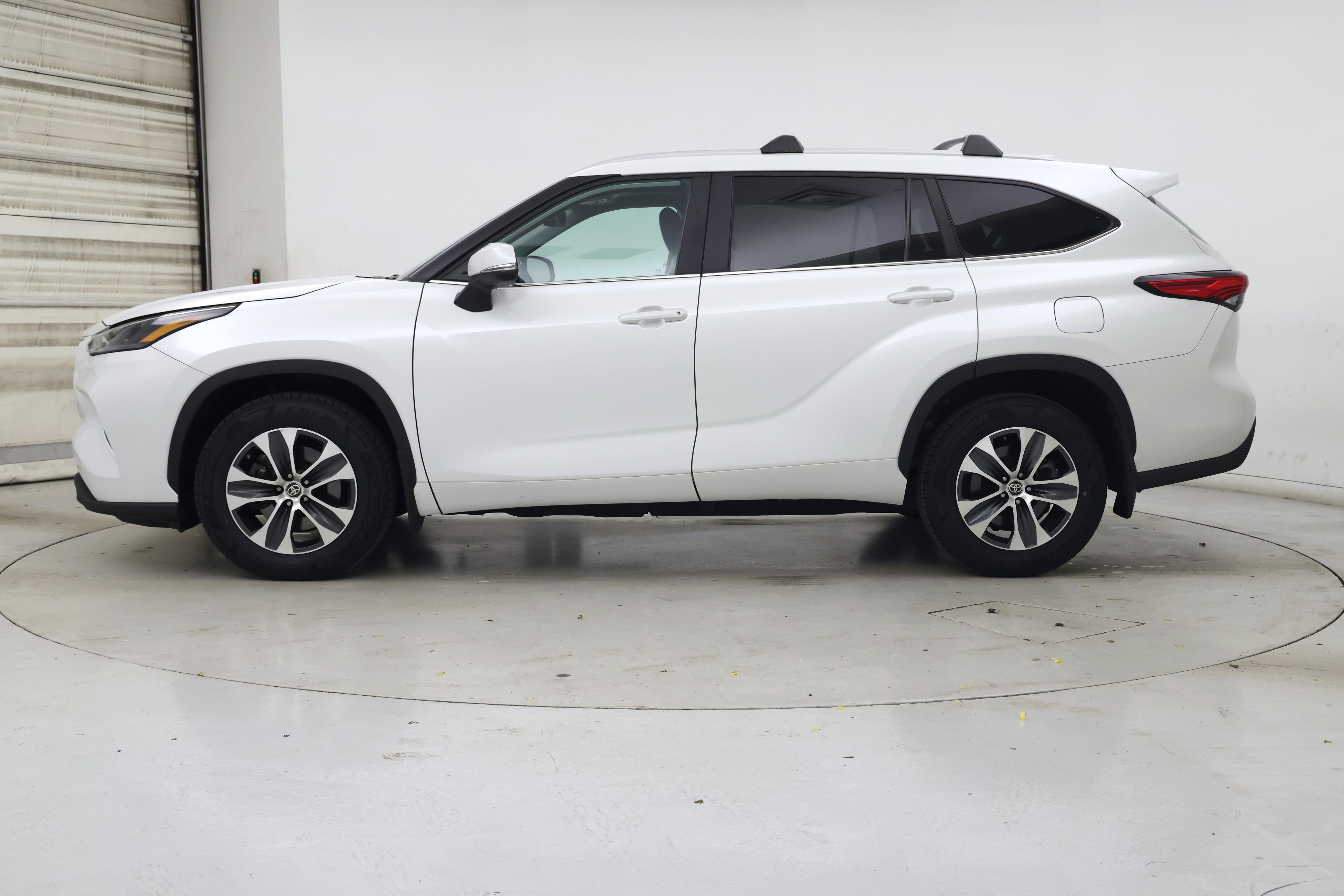 Thumbnail: 2023 Toyota Highlander - 3