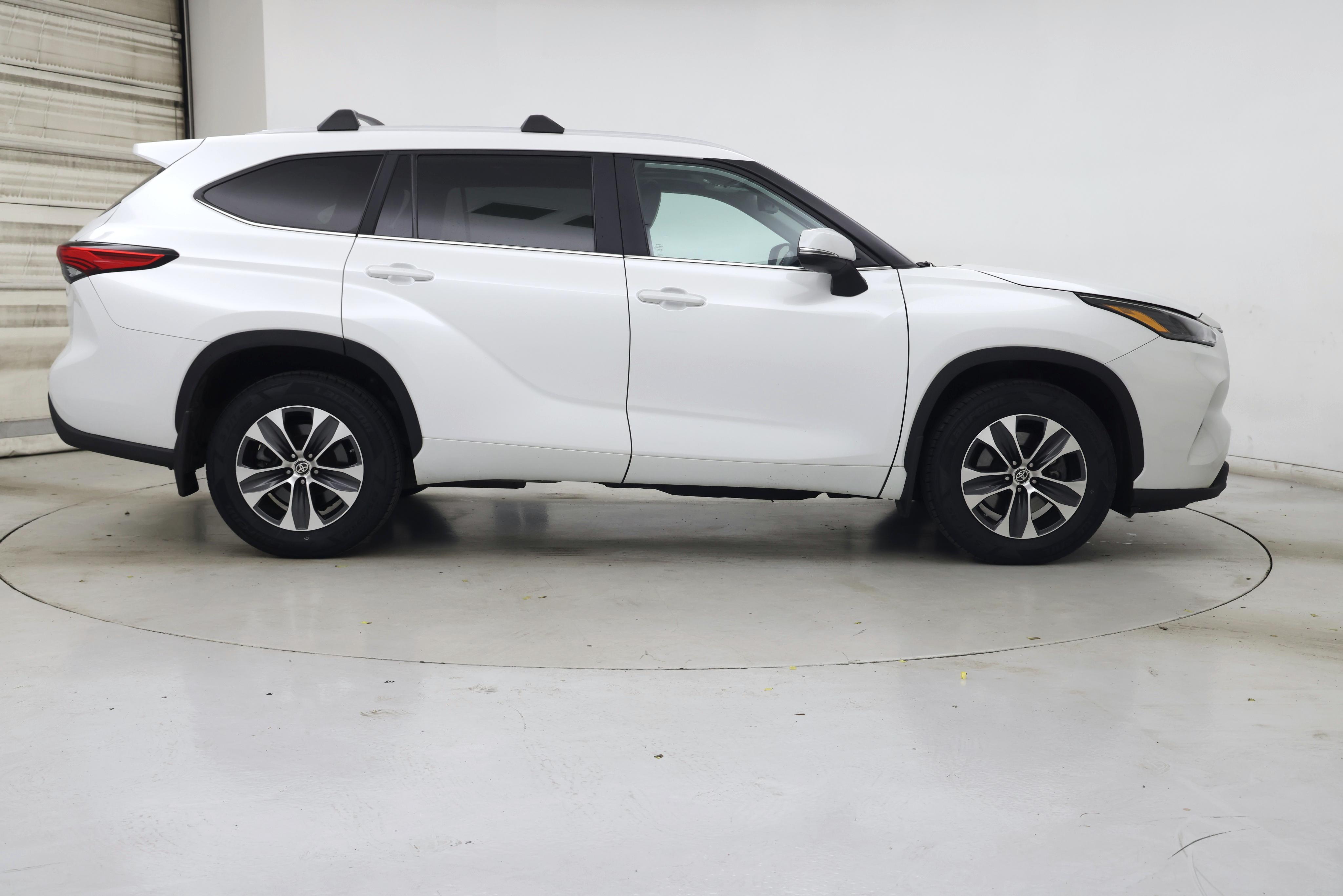 Thumbnail: 2023 Toyota Highlander - 7