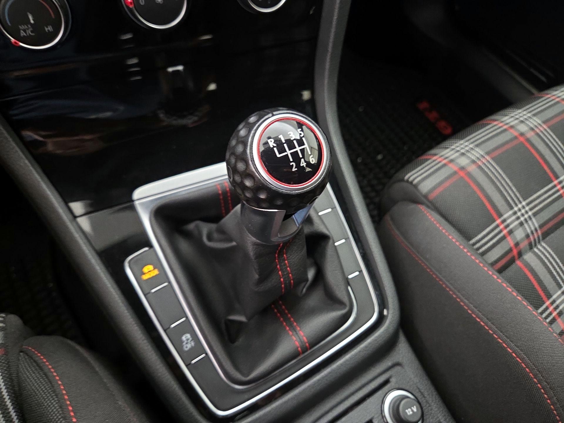 Thumbnail: 2019 Volkswagen Golf - 17